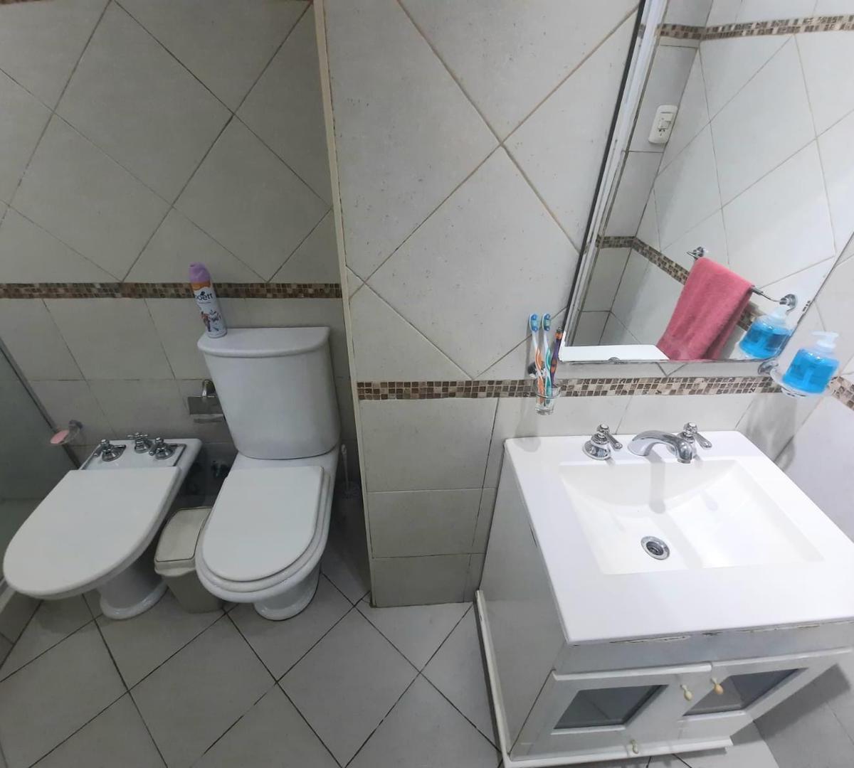 Casa en Lanùs. con Pileta 4