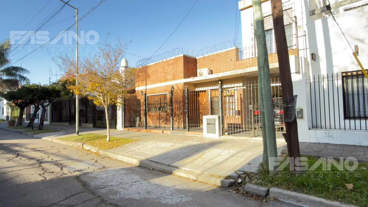 CASA AMPLIA 5 AMB. C/ 4 DORMITORIOS, PATIO Y GARAJE - VILLA BALLESTER 5