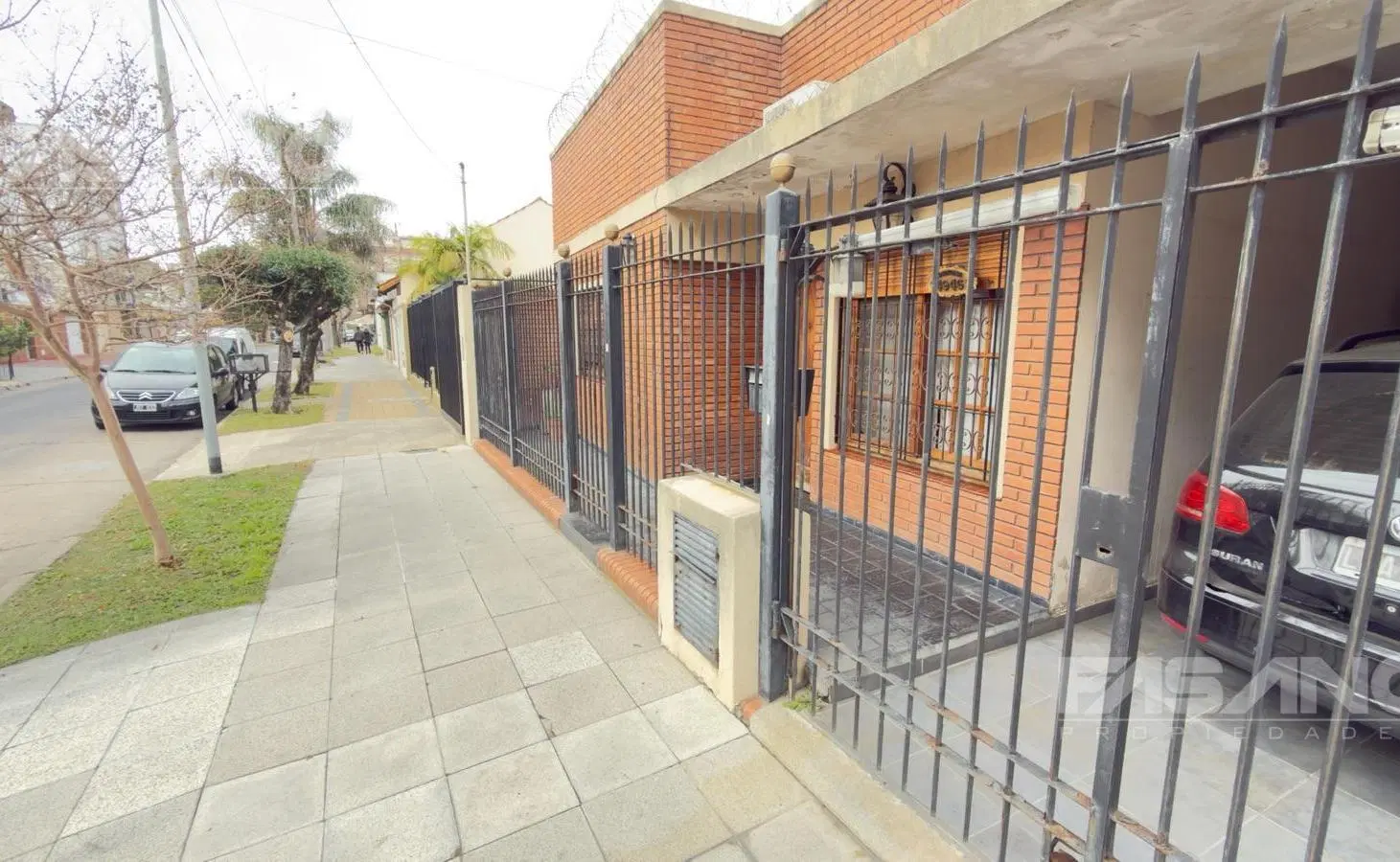 CASA AMPLIA 5 AMB. C/ 4 DORMITORIOS, PATIO Y GARAJE - VILLA BALLESTER 2