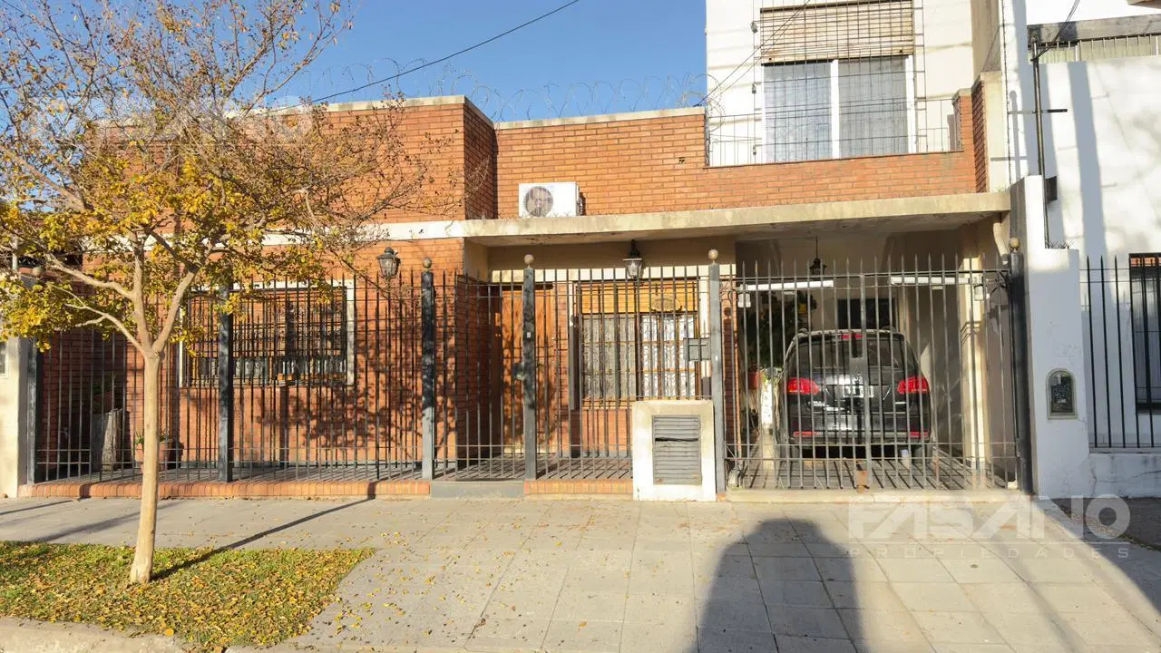 CASA AMPLIA 5 AMB. C/ 4 DORMITORIOS, PATIO Y GARAJE - VILLA BALLESTER 4