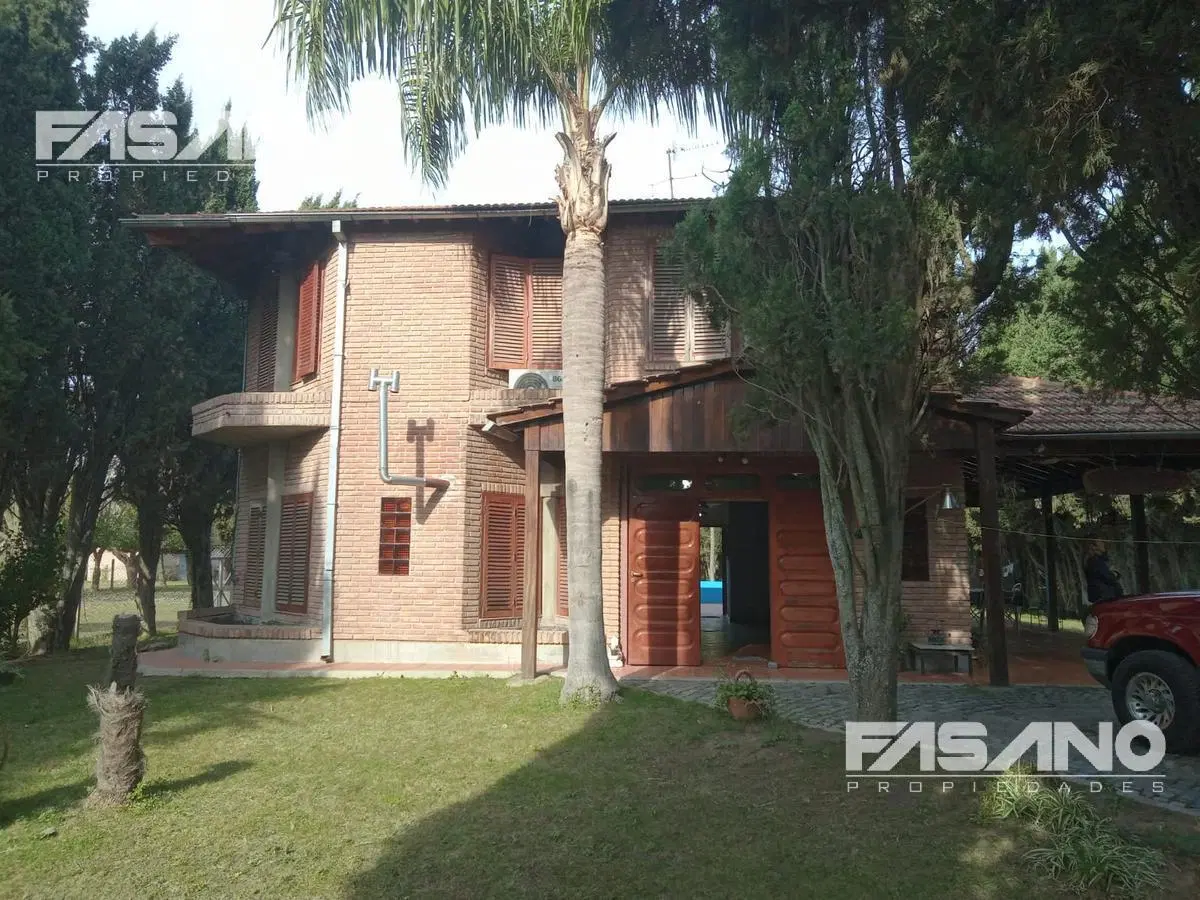 Casa de 2 Plantas con Jacuzzi y Amplio Terreno – Ideal Vivienda o Inversión en Otamendi. 2