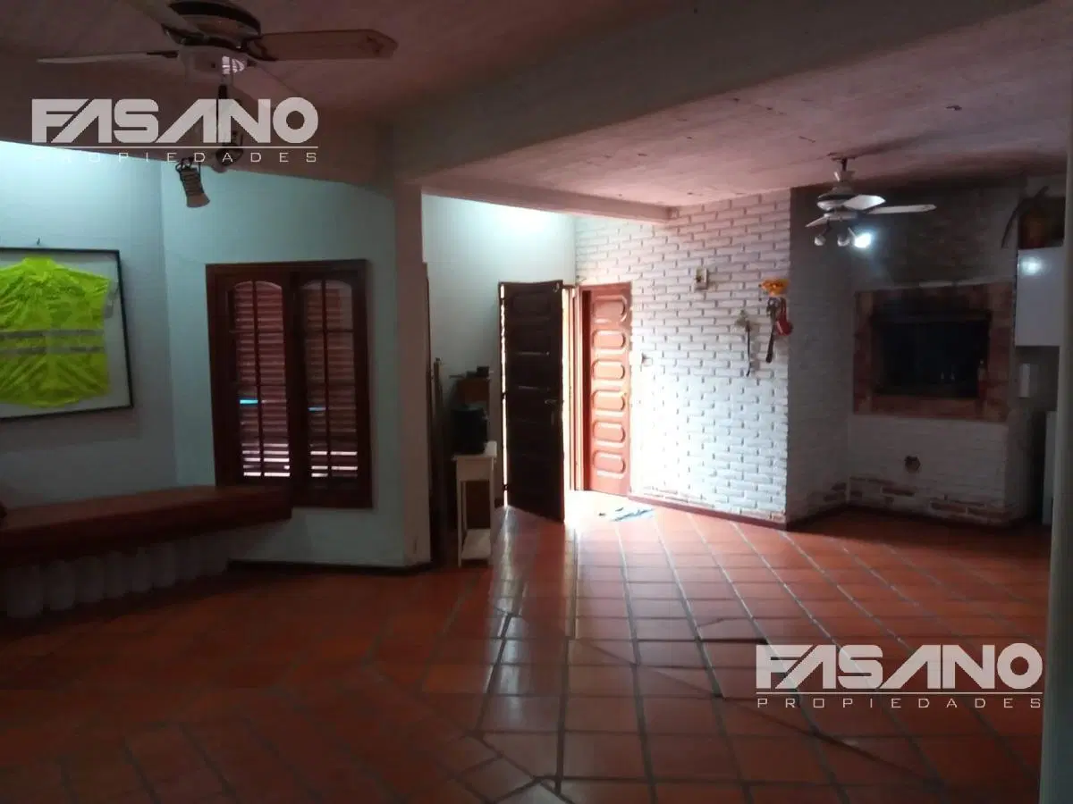 Casa de 2 Plantas con Jacuzzi y Amplio Terreno – Ideal Vivienda o Inversión en Otamendi. 4