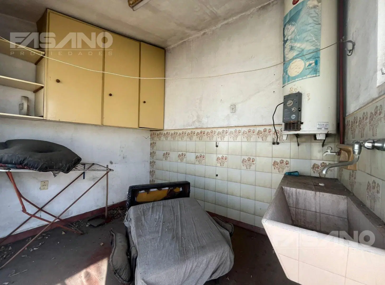VENTA EN BLOCK: CASA DE 2 PLANTAS    LOCAL EN ESQUINA 3