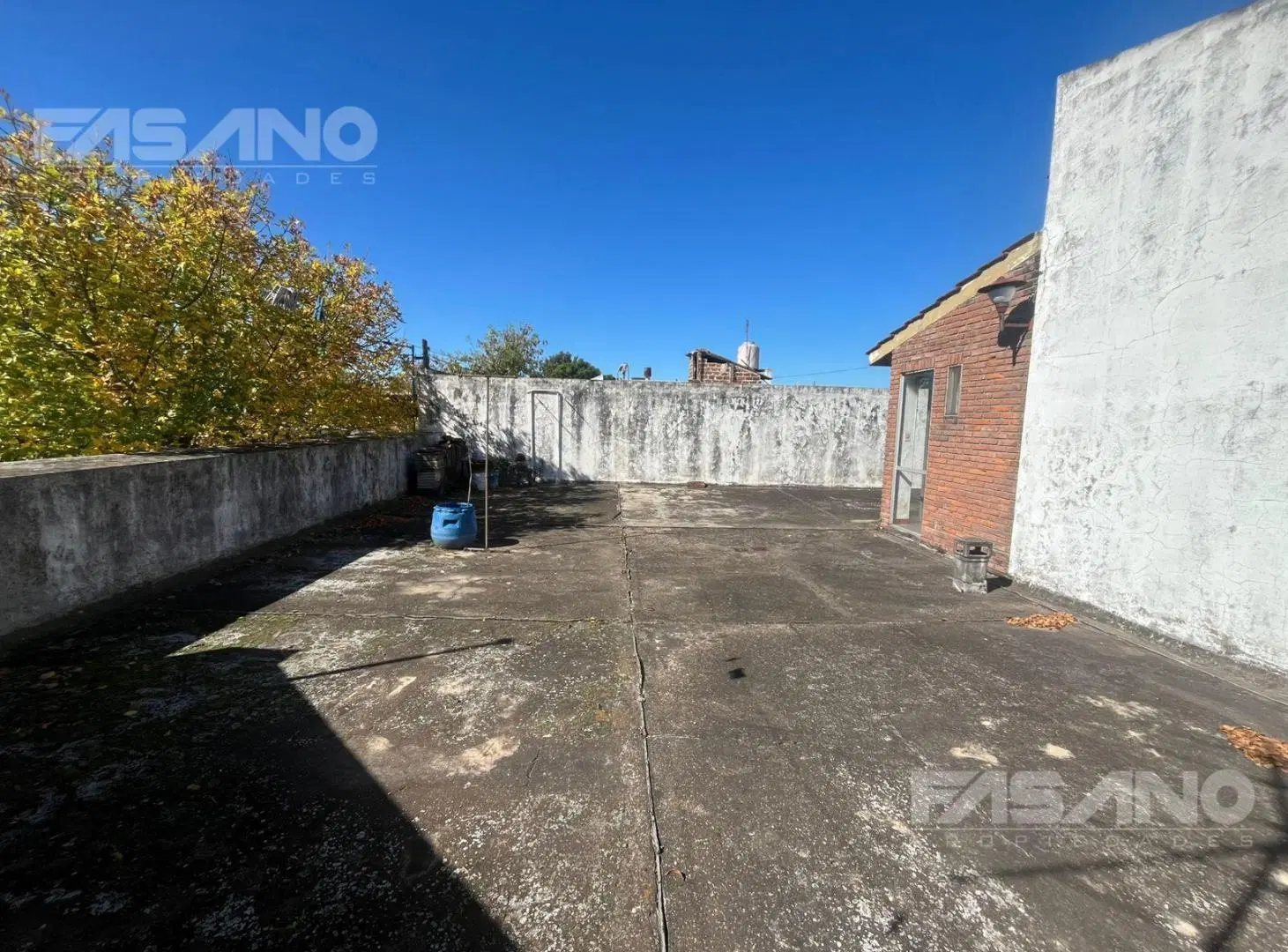 VENTA EN BLOCK: CASA DE 2 PLANTAS    LOCAL EN ESQUINA 4