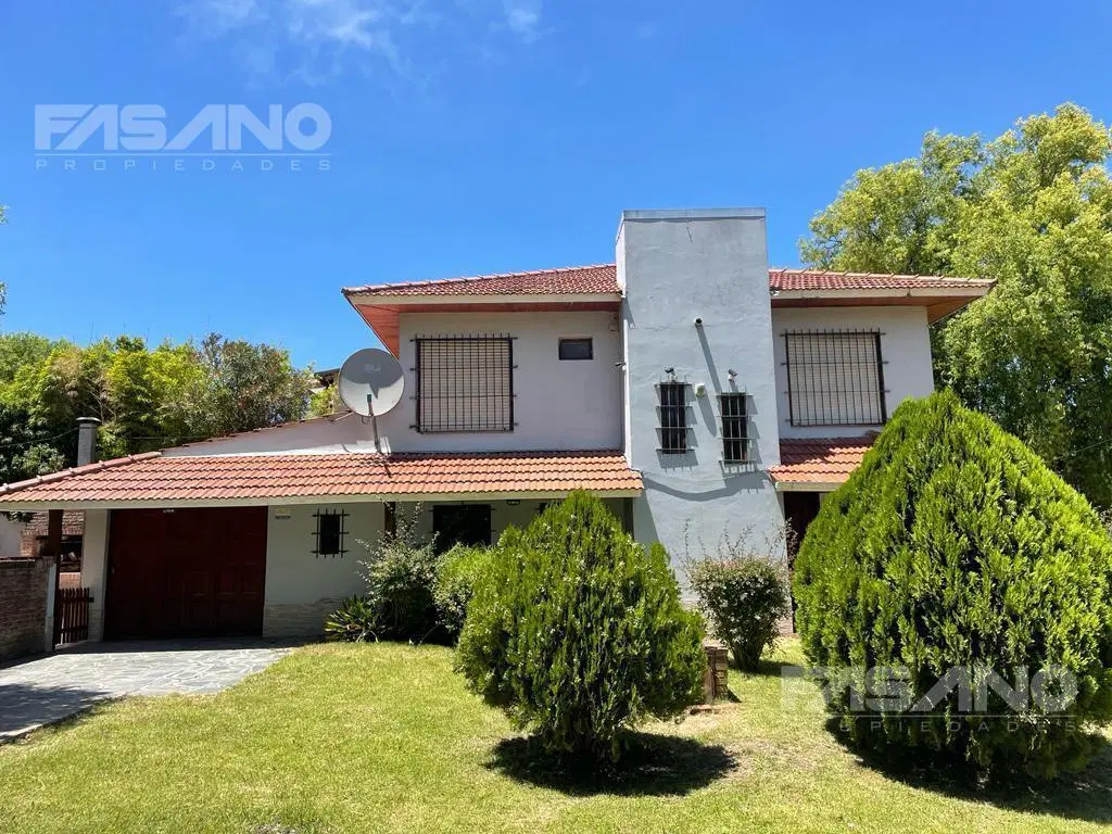 CHALET DE 4 AMBIENTES EN ESQUINA SOBRE LOTE PROPIO EN PUNTA MOGOTES 5