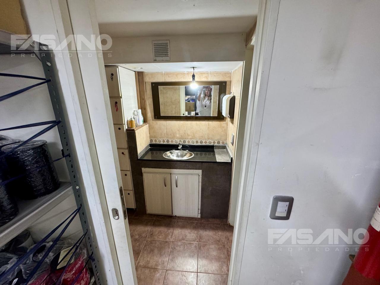 Foto de SIN EXPENSAS | Moderno Local y Depósito 225m² en Villa Lynch | Luz Trifásica y Entrada de Camiones, imagen 1