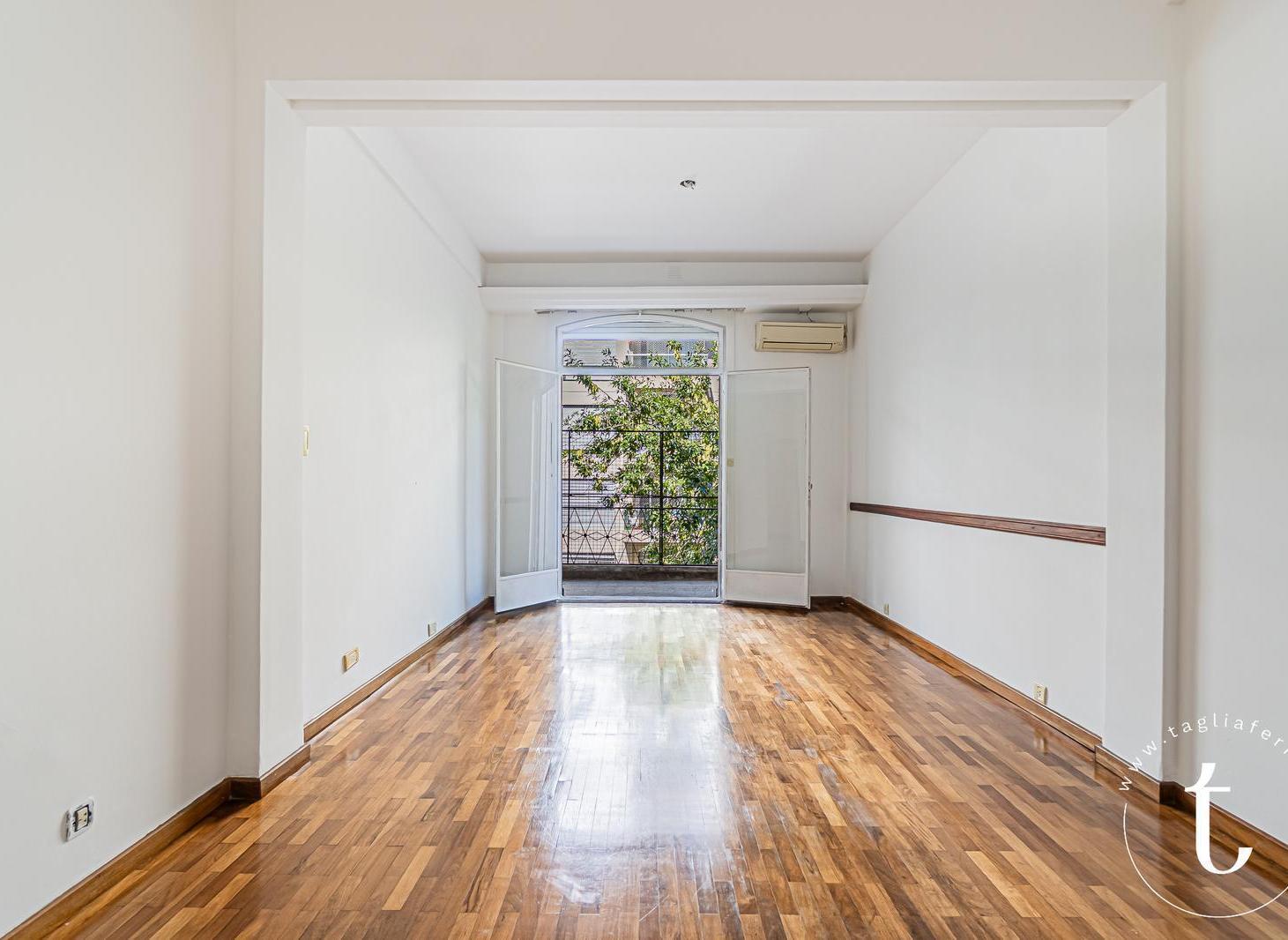 Semipiso de Estilo. Tres Ambientes con Balcón, en Almagro.