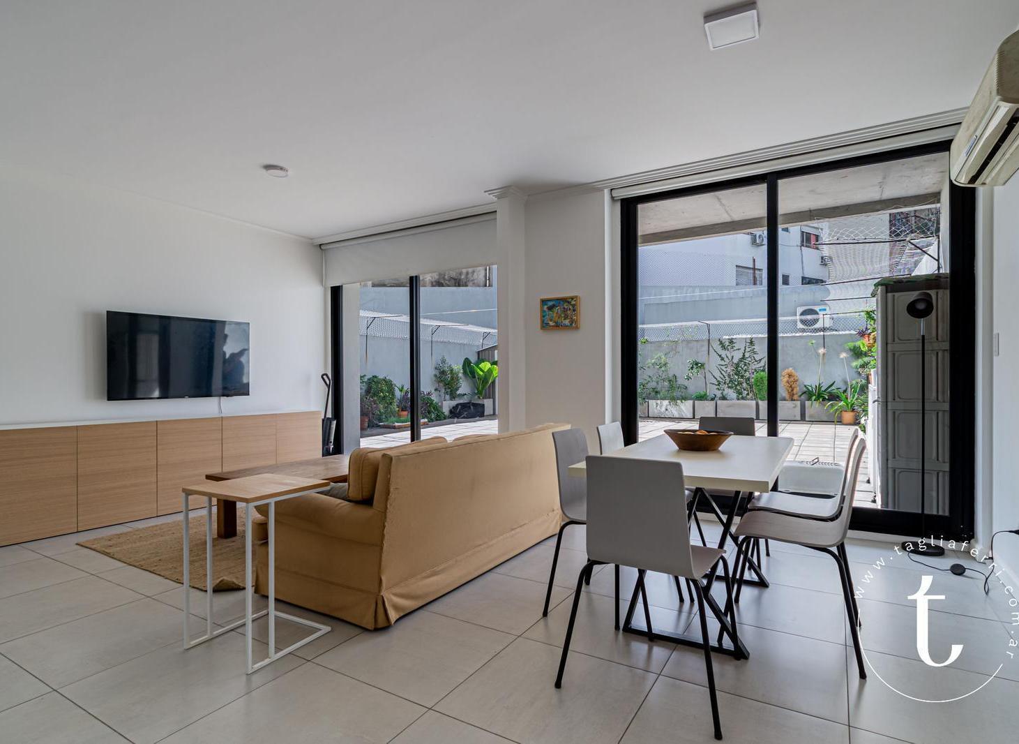 Único! Muy amplio. Con terraza y dos cocheras. Full Amenities