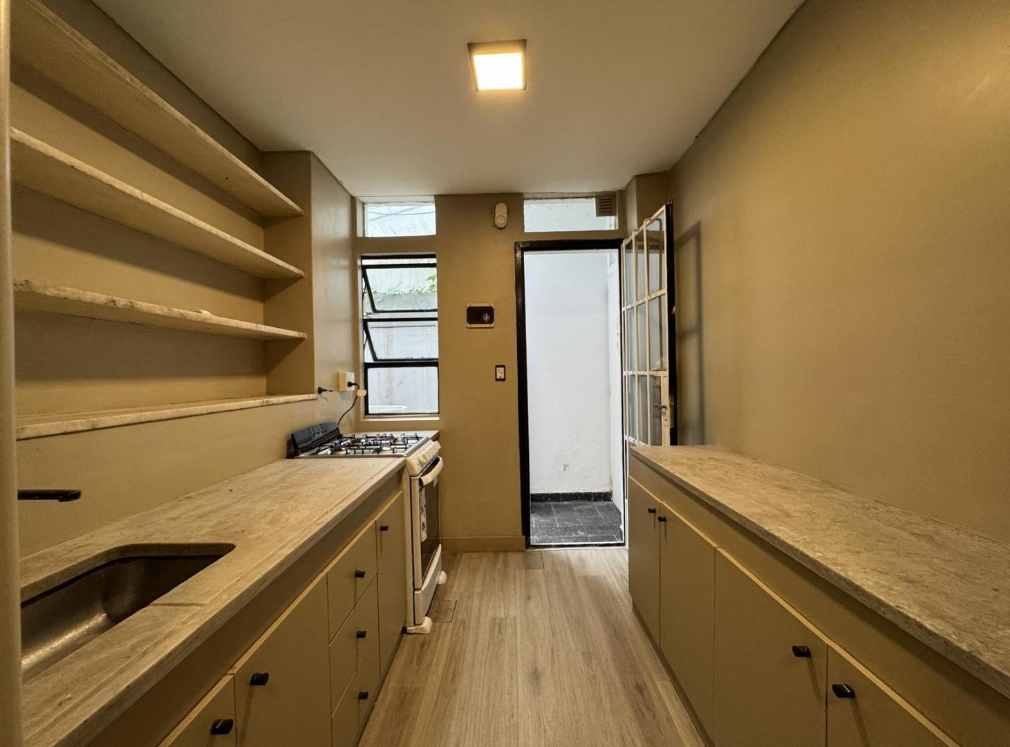 Foto de Amplio Semipiso de estilo en planta baja. Dos ambientes. Patio., imagen 4