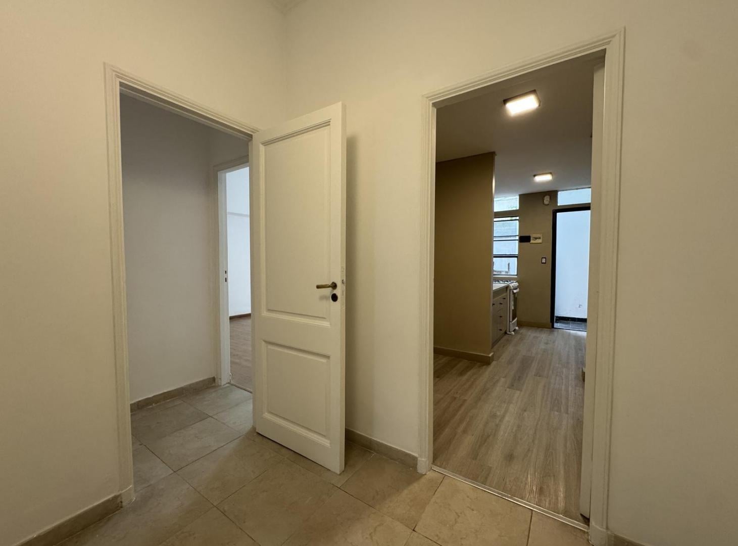 Foto de Amplio Semipiso de estilo en planta baja. Dos ambientes. Patio., imagen 3