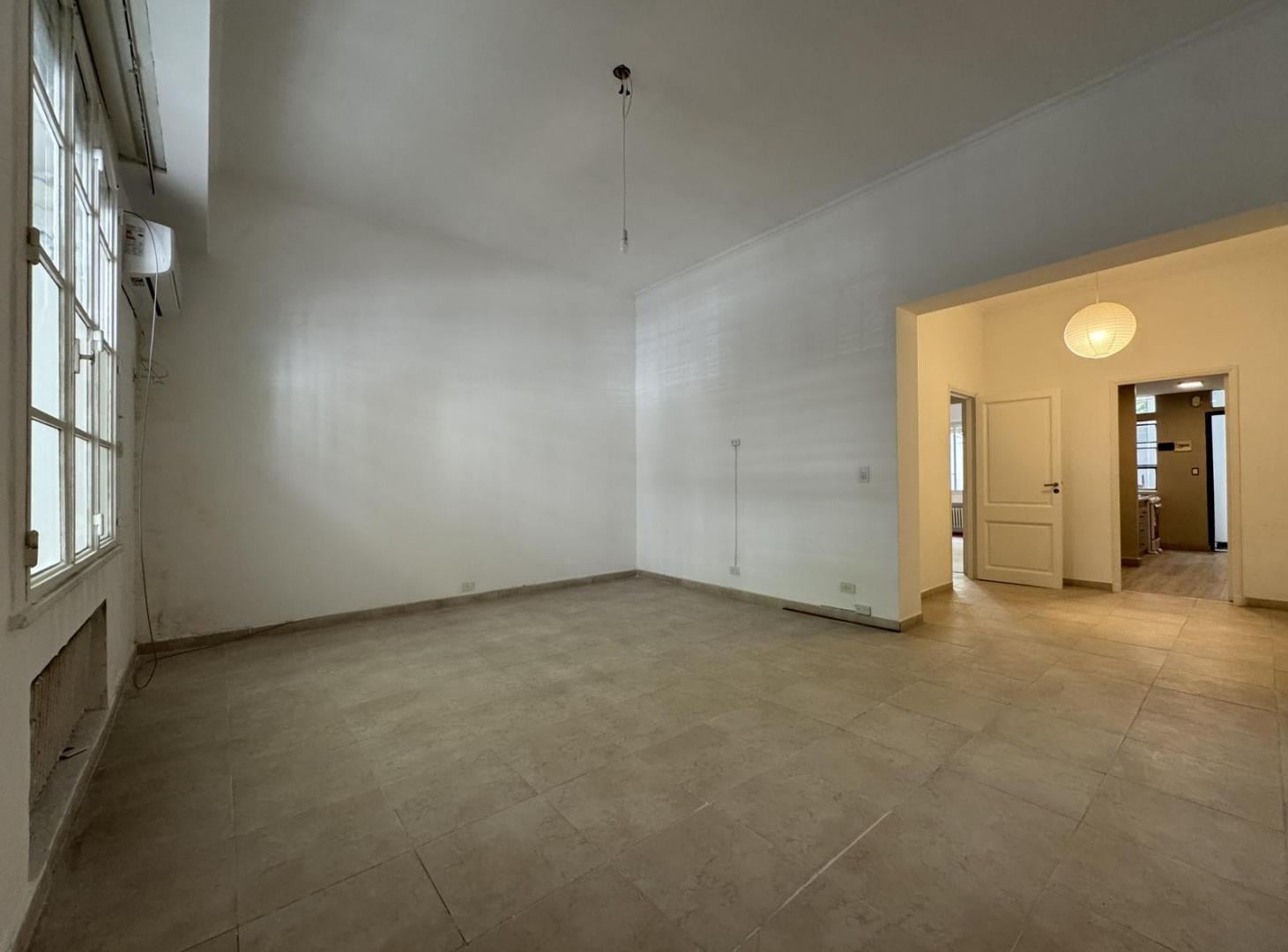 Foto de Amplio Semipiso de estilo en planta baja. Dos ambientes. Patio., imagen 5