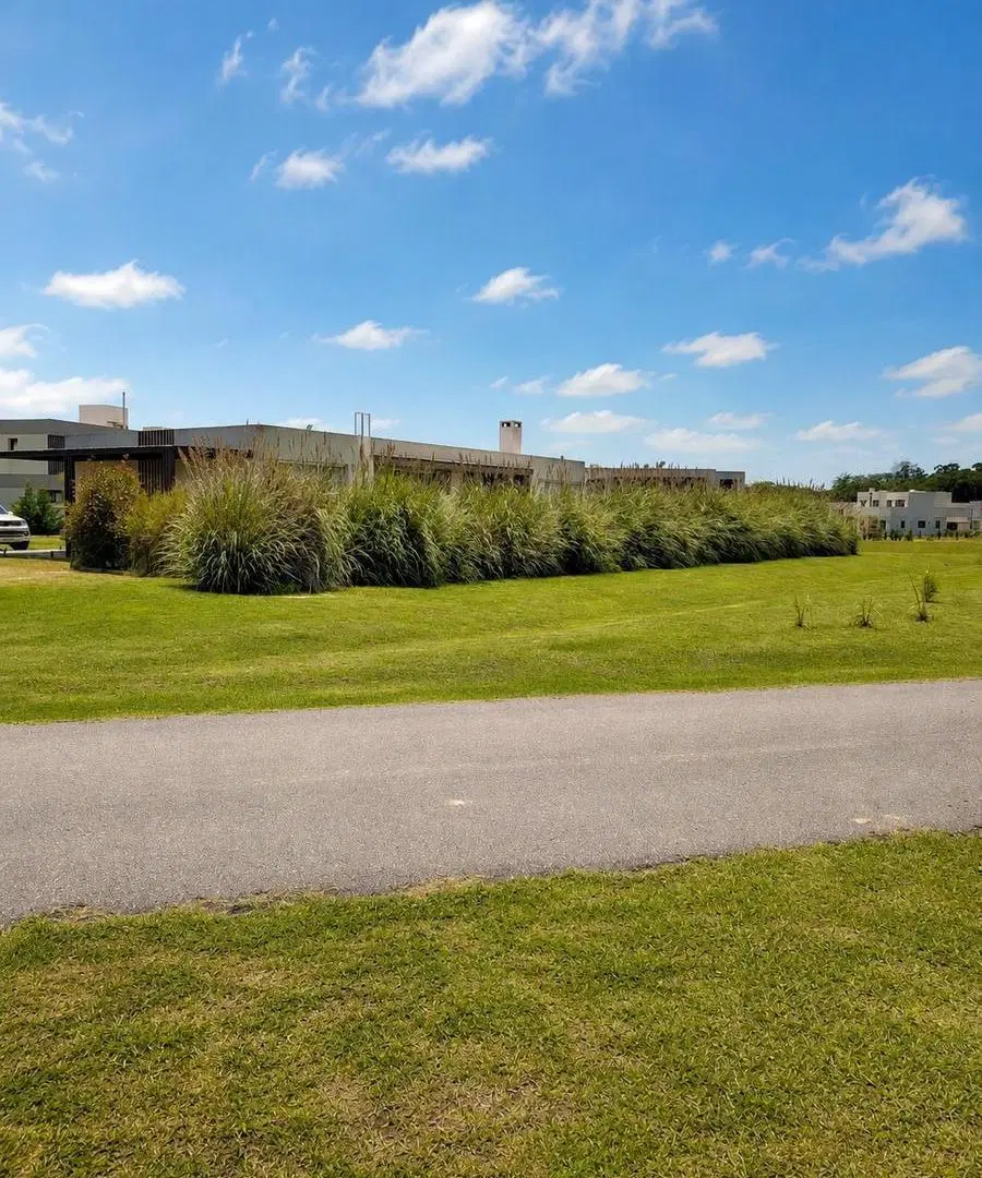 Lote Exclusivo de 716 m² Lindero a Entorno Natural | Barrio E (5) 1