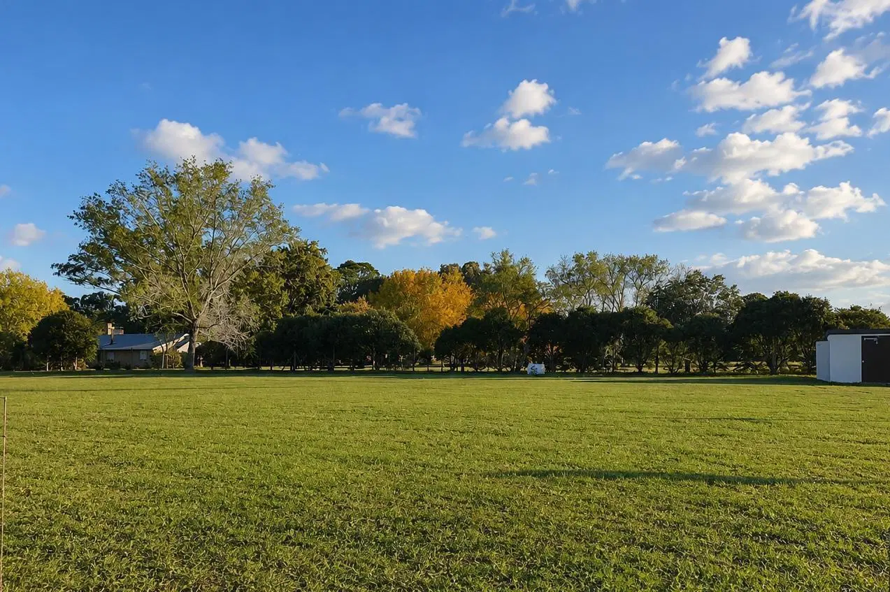 Lote Exclusivo de 716 m² Lindero a Entorno Natural | Barrio E (5) 2