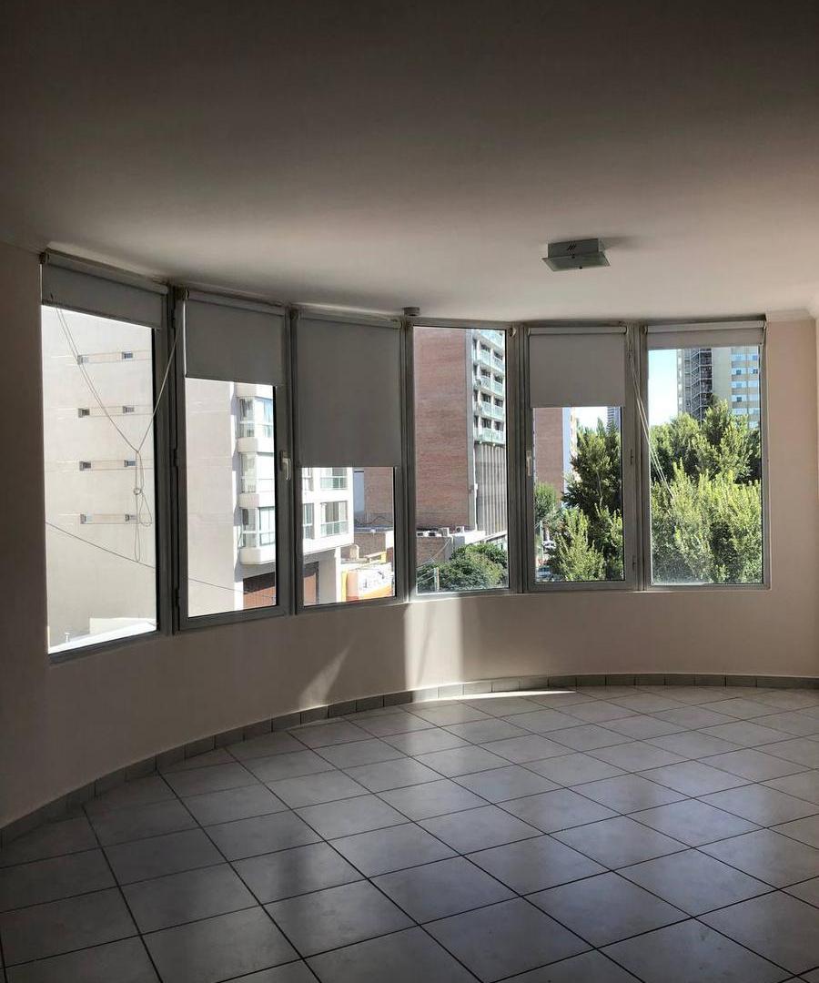 Departamento de dos dorm. con balcón y cochera