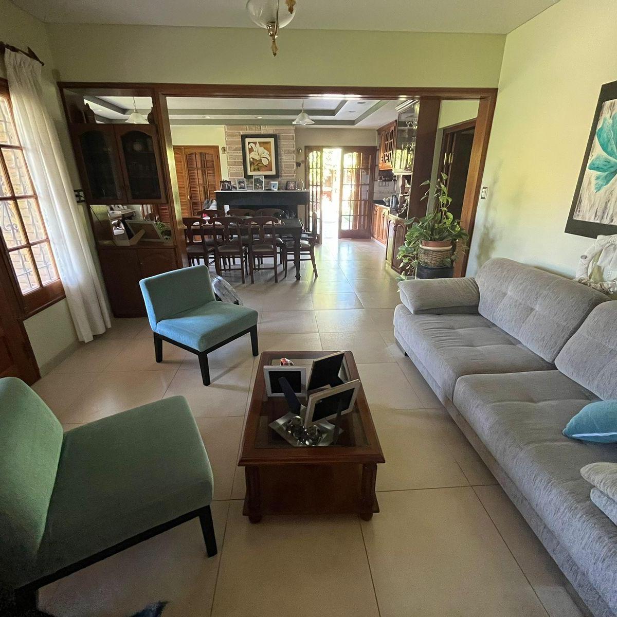 Se Vende Amplia Casa, con Piscina, Quincho, Galpón y Casa de Servicio 3