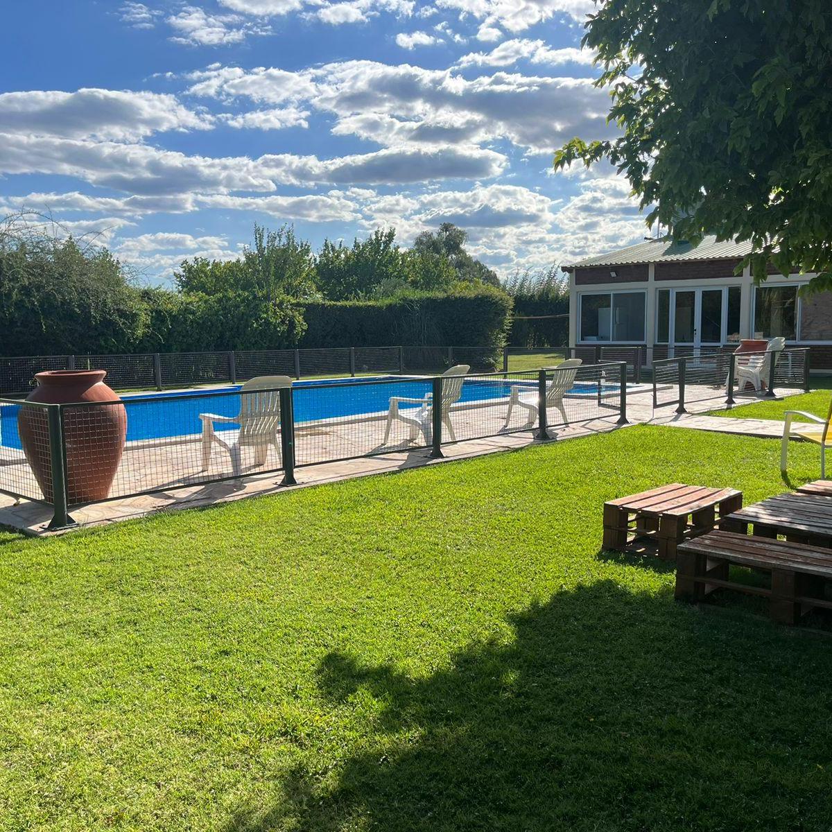 Se Vende Amplia Casa, con Piscina, Quincho, Galpón y Casa de Servicio 5
