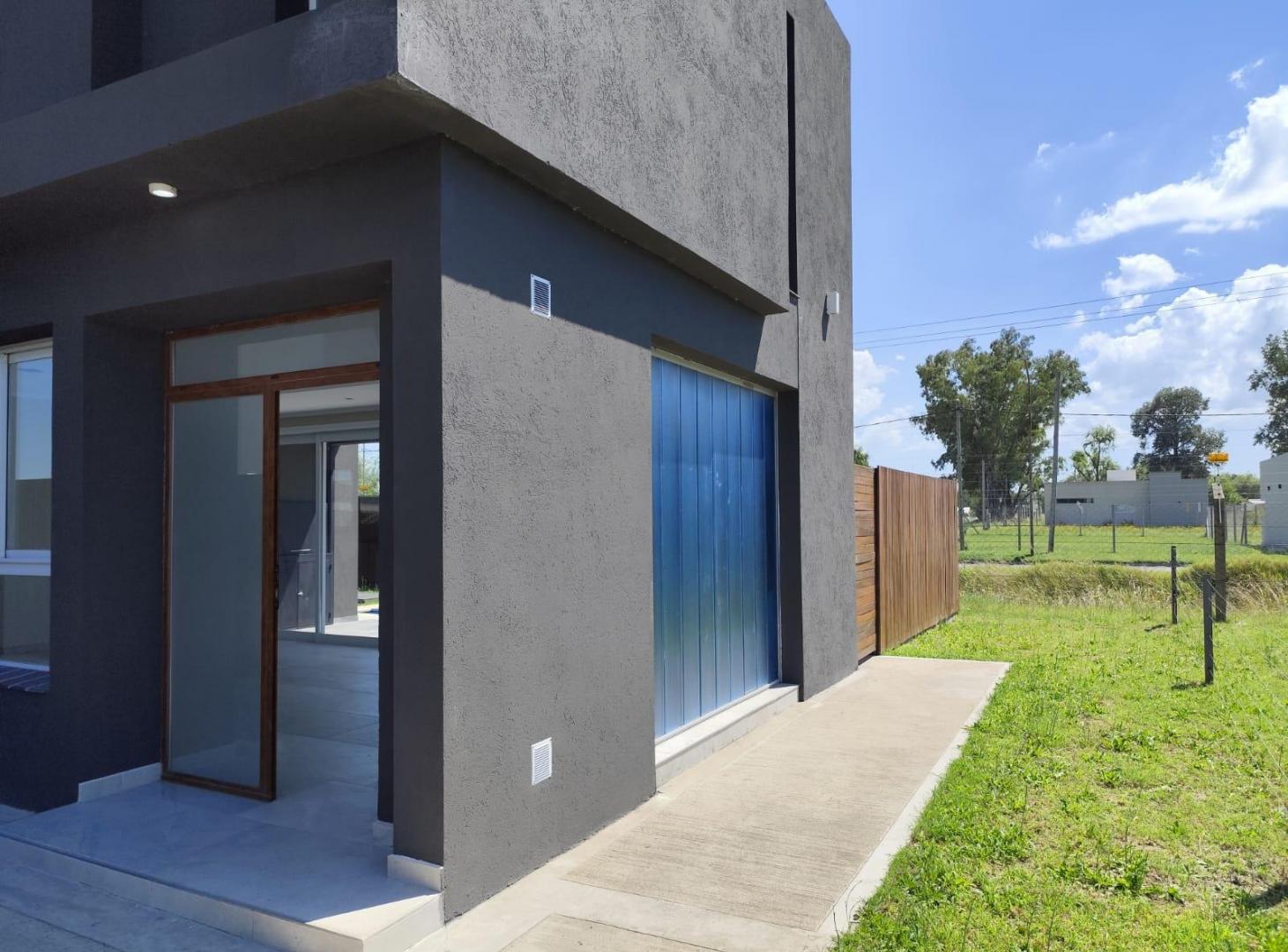 Duplex en venta tres dormitorios en barrio privado Costa Verde en Junin