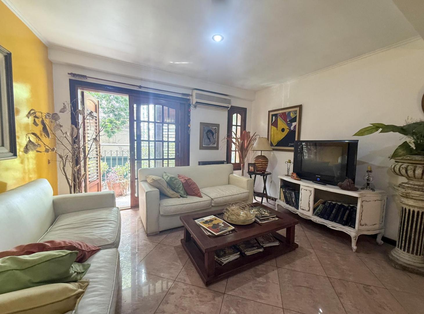 Casa- Venta Hermoso triplex de 5 ambientes con cochera y baulera