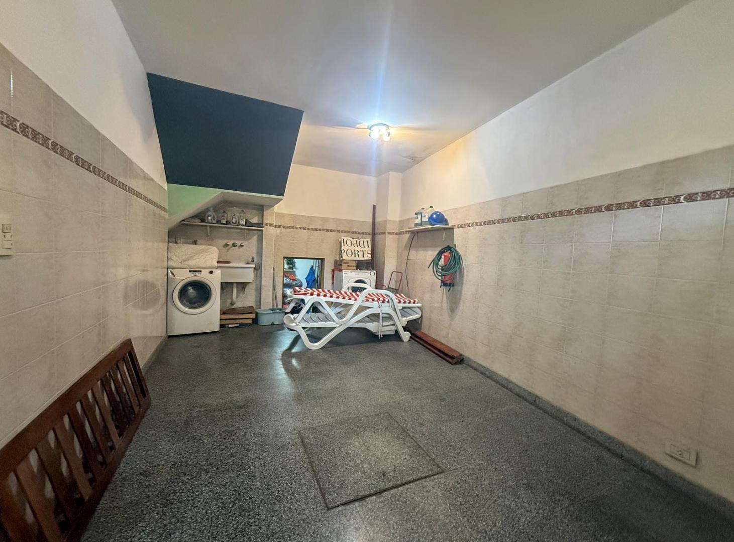 Foto de Casa- Venta Hermoso triplex de 5 ambientes con cochera y baulera, imagen 2