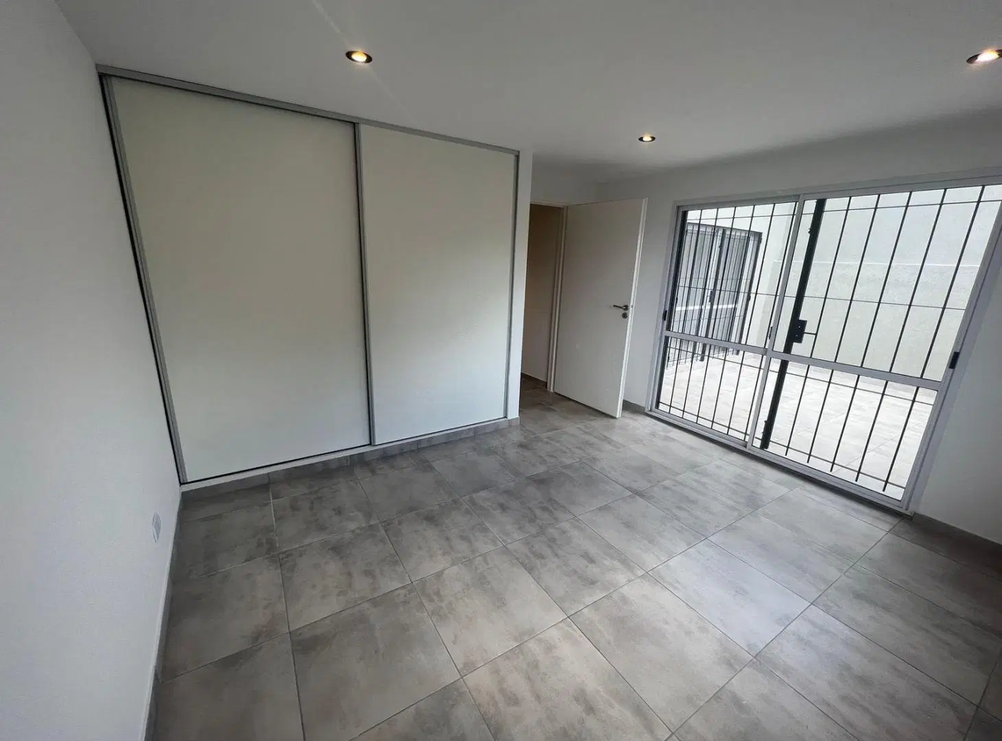 VENTA DEPTO TRES AMBIENTES-CASEROS PATIO TERRAZA Y BALCON 5