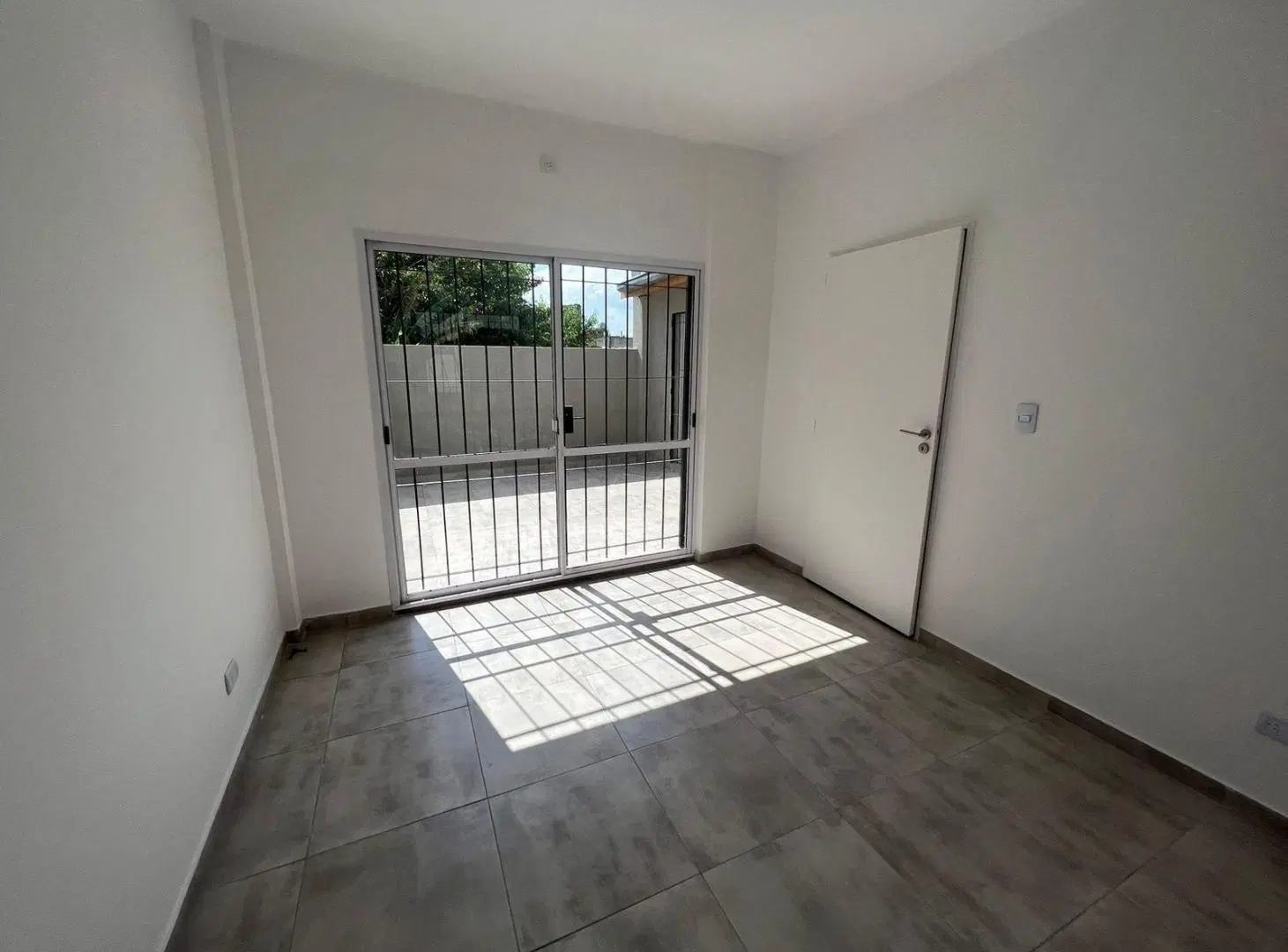 VENTA DEPTO TRES AMBIENTES-CASEROS PATIO TERRAZA Y BALCON 3