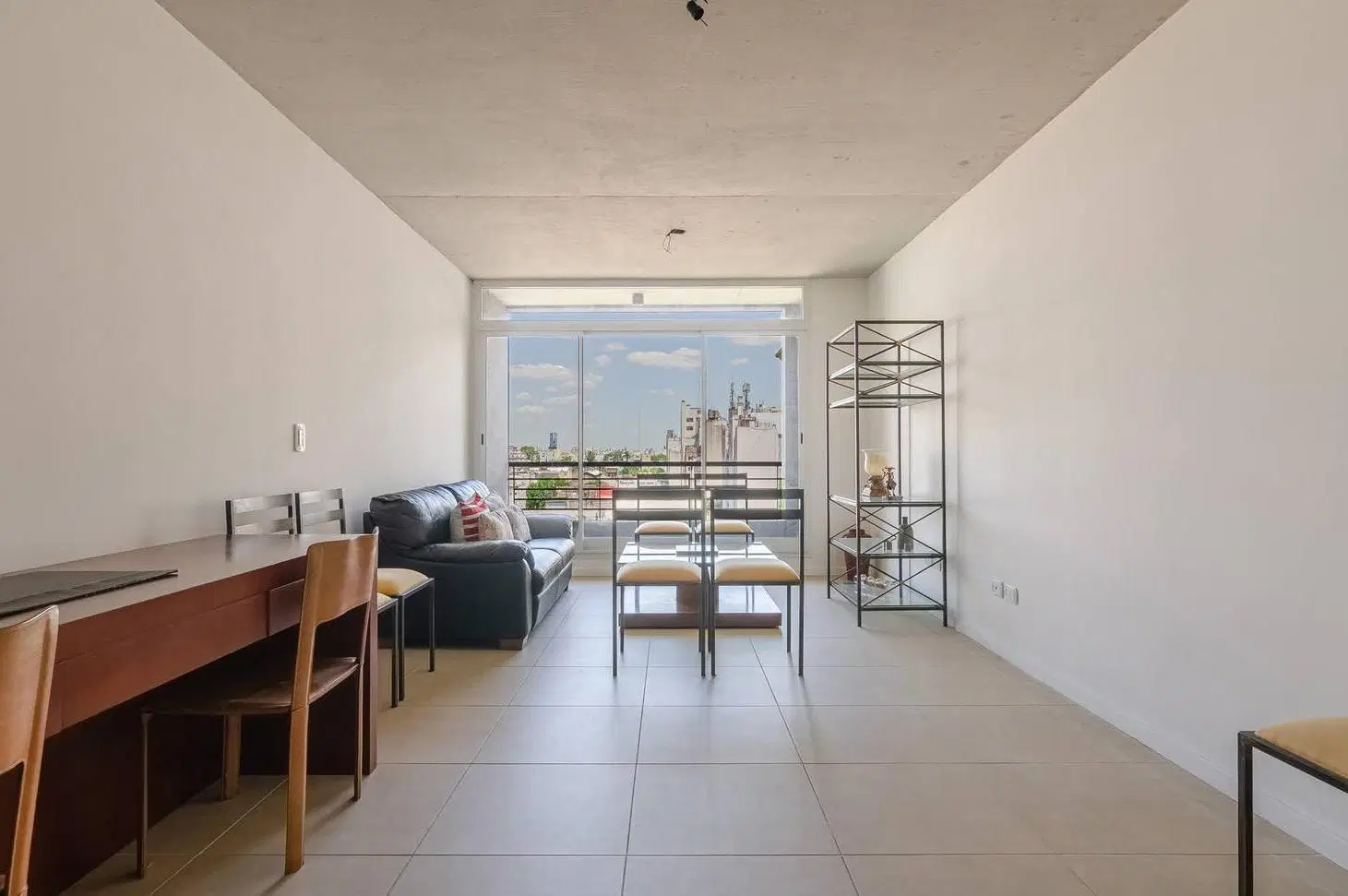Venta departamento con balcón y cochera Monserrat 2