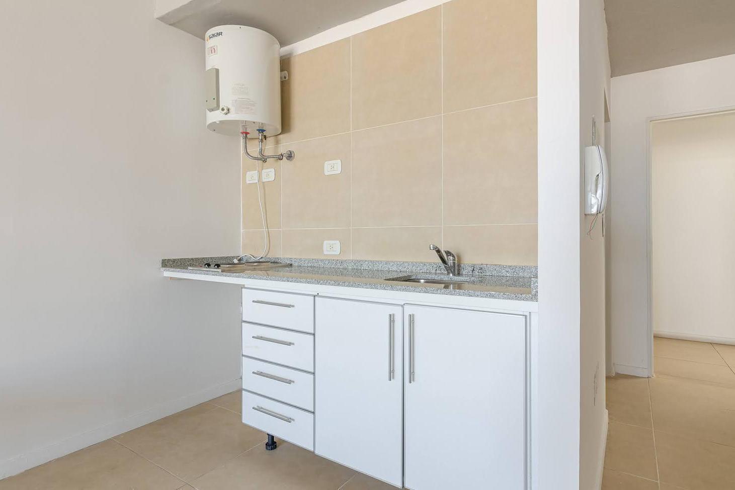 Venta departamento con balcón y cochera Monserrat