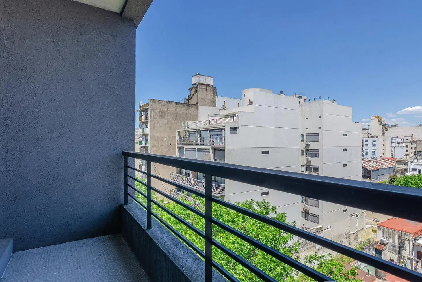 Venta departamento con balcón y cochera Monserrat 4