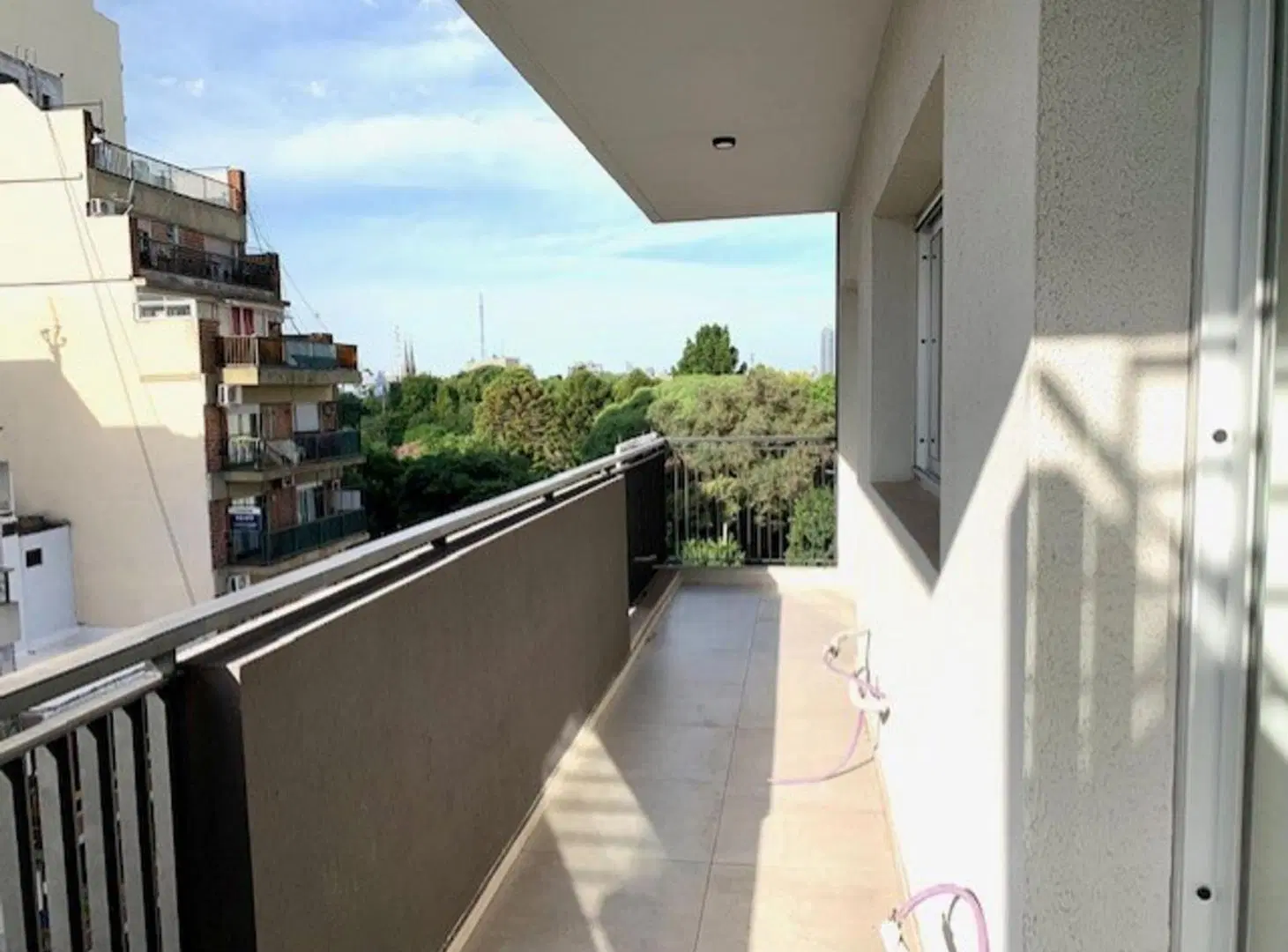ALQUILER  3 AMBIENTES 4 AÑOS CON BALCON Y COCHERA PISO ALTO  MUY LUMINOSO PLAZA IRLANDA 2