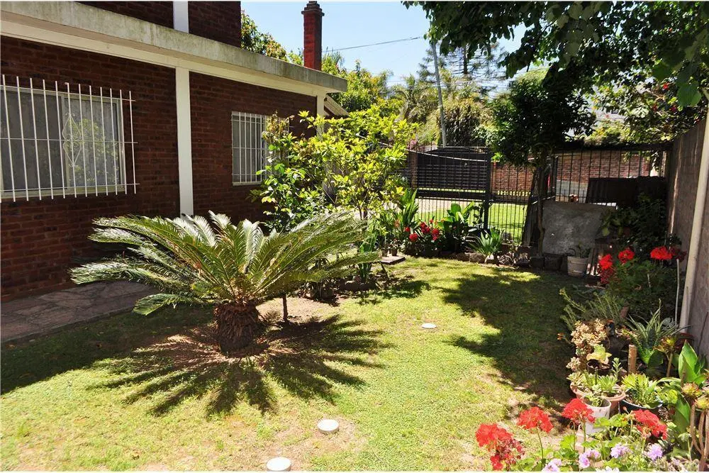 Venta casa Don Torcuato 4 ambientes con jardín 3