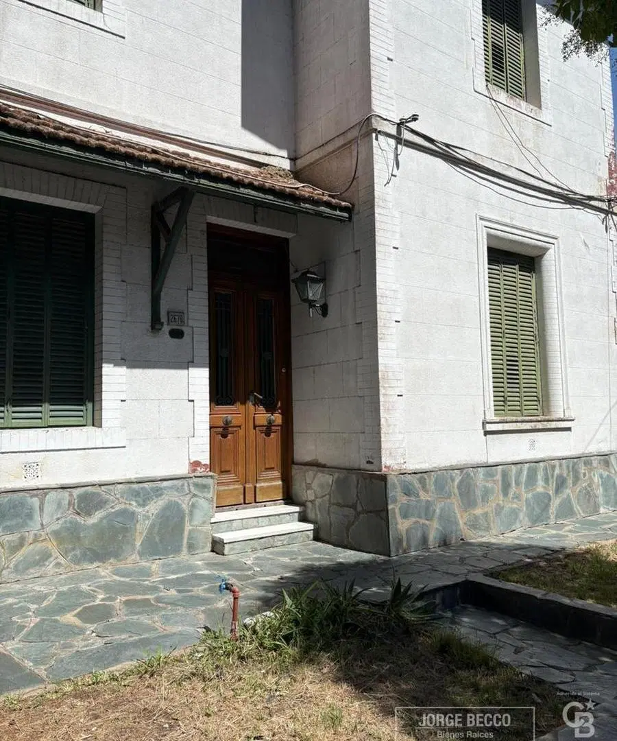 Venta Casa 8 Ambientes en San Andres con Patio y Cochera 3
