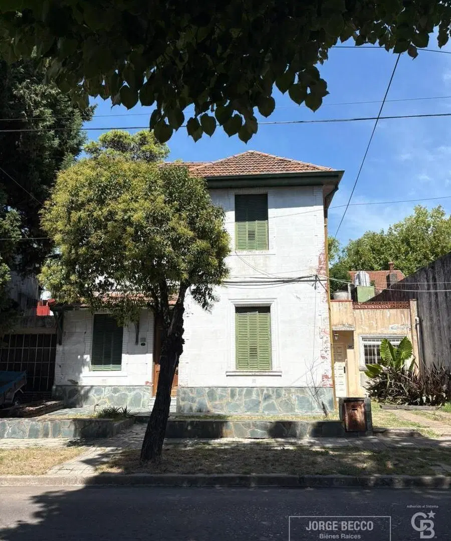 Venta Casa 8 Ambientes en San Andres con Patio y Cochera 2