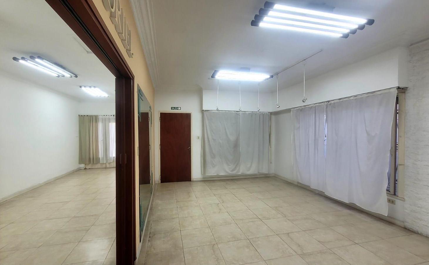 Foto de VENTA LOCAL CON OFICINAS EN CASEROS, imagen 4