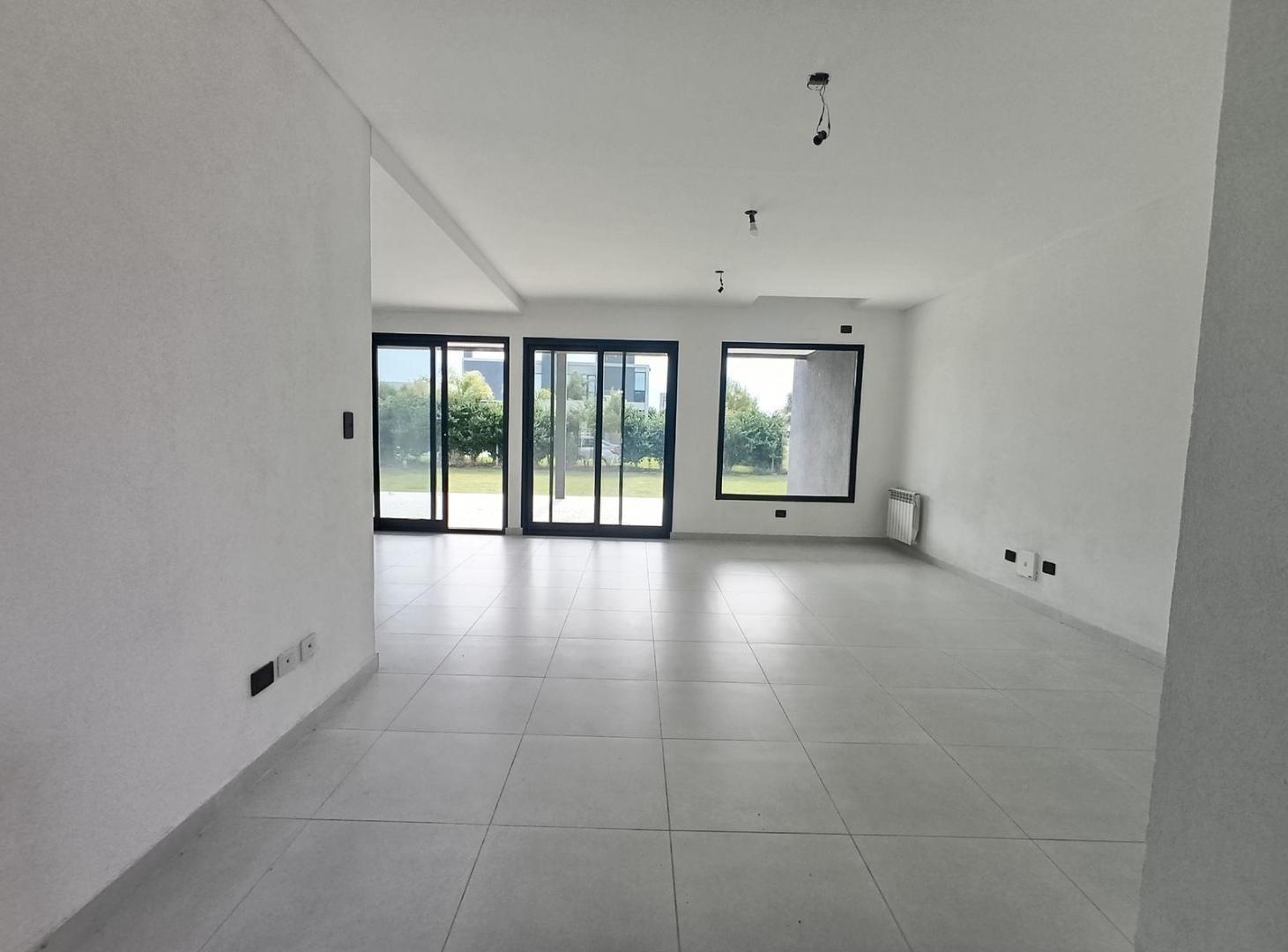 Foto de VENTA CASA A ESTRENAR HARAS SANTA MARIA 5 AMBIENTES LOTE 737MTS, imagen 3