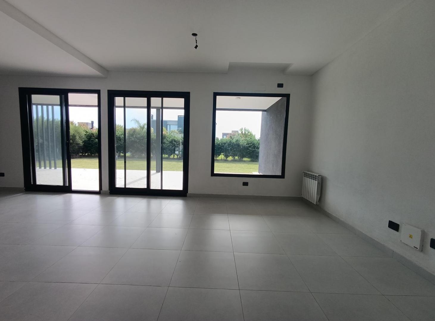Foto de VENTA CASA A ESTRENAR HARAS SANTA MARIA 5 AMBIENTES LOTE 737MTS, imagen 1