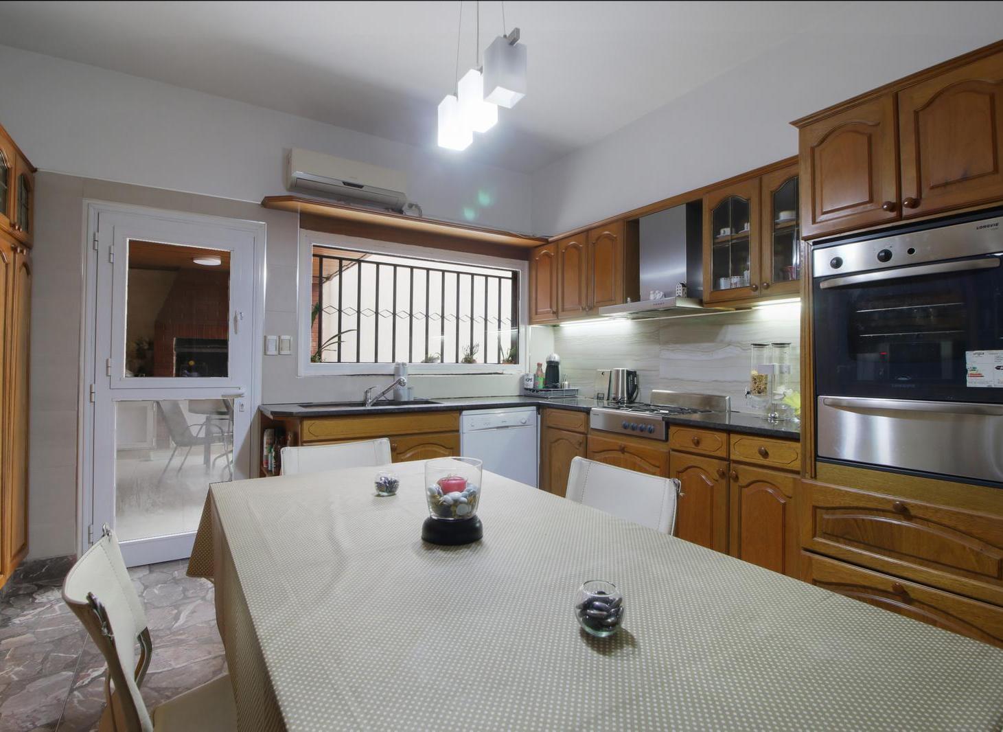 Foto de Venta Casa 5 ambientes en Velez Sarsfield, patio y cocheras, imagen 1