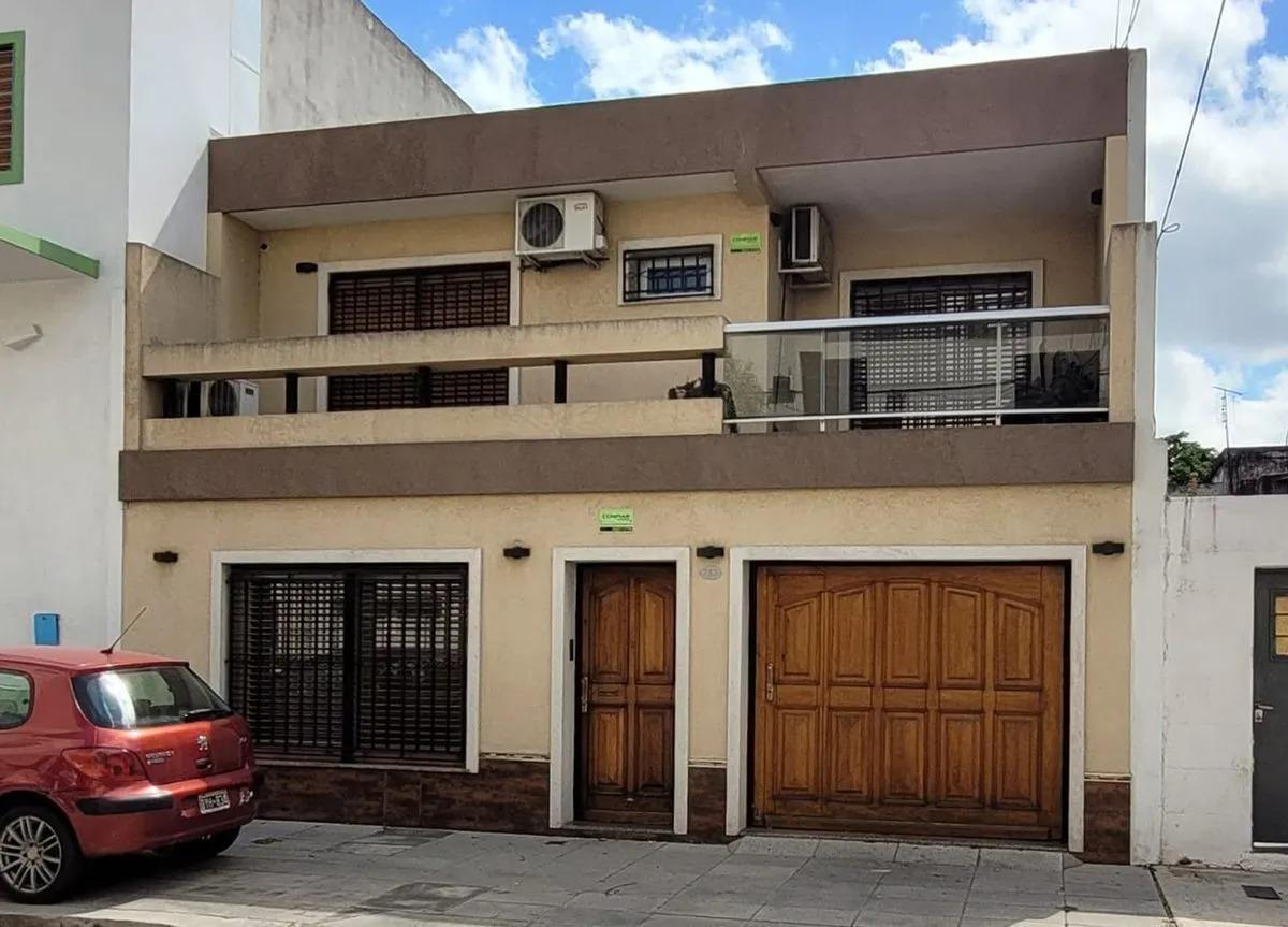 Foto de Venta Casa 5 ambientes en Velez Sarsfield, patio y cocheras, imagen 2