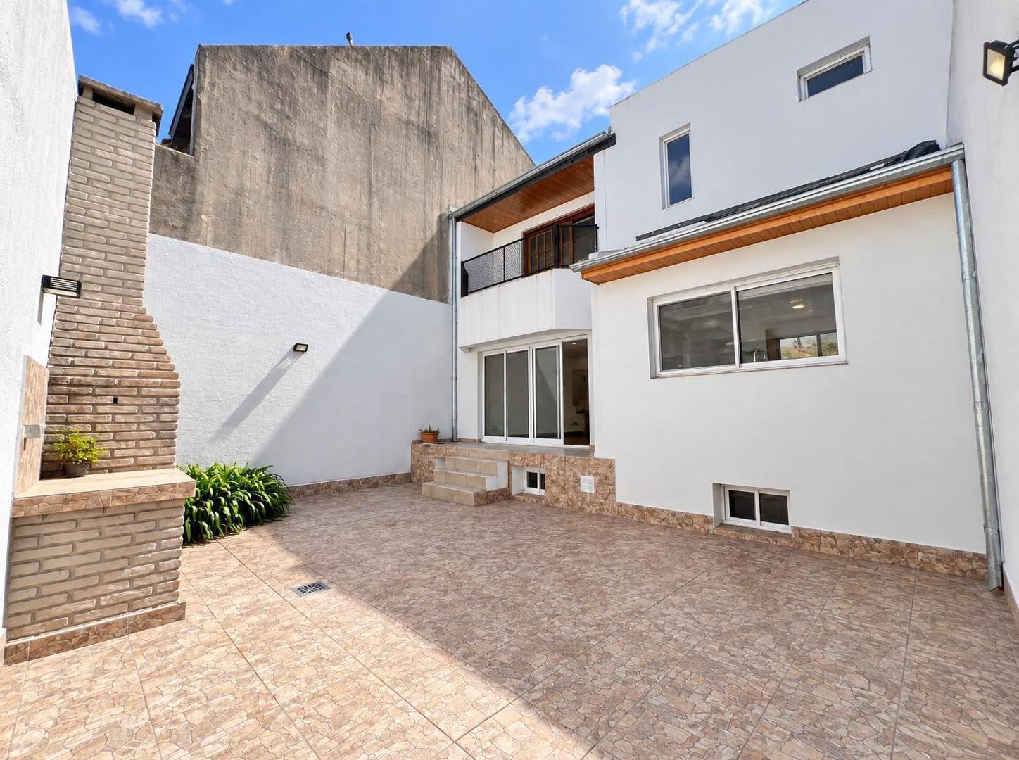 Foto de Casa en venta 4 ambientes 2 cocheras tres plantas, imagen 3