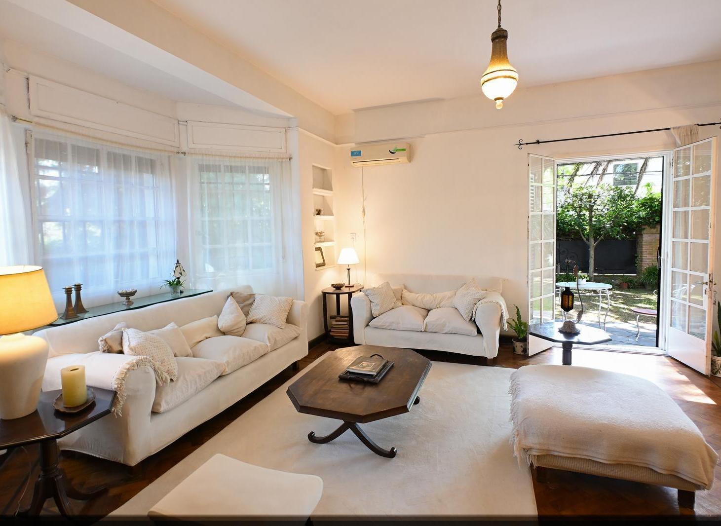 Foto de Casa en venta 8 ambientes con jardín en Acassuso San Isidro, imagen 2