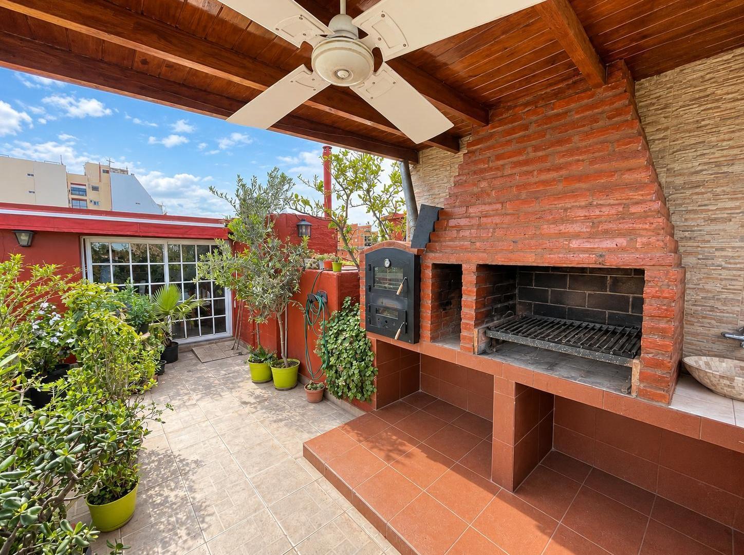 Foto de VENTA PH 3 AMB EN VILLA DEL PARQUE CON TERRAZA, QUINCHO Y PARRILLA, imagen 1