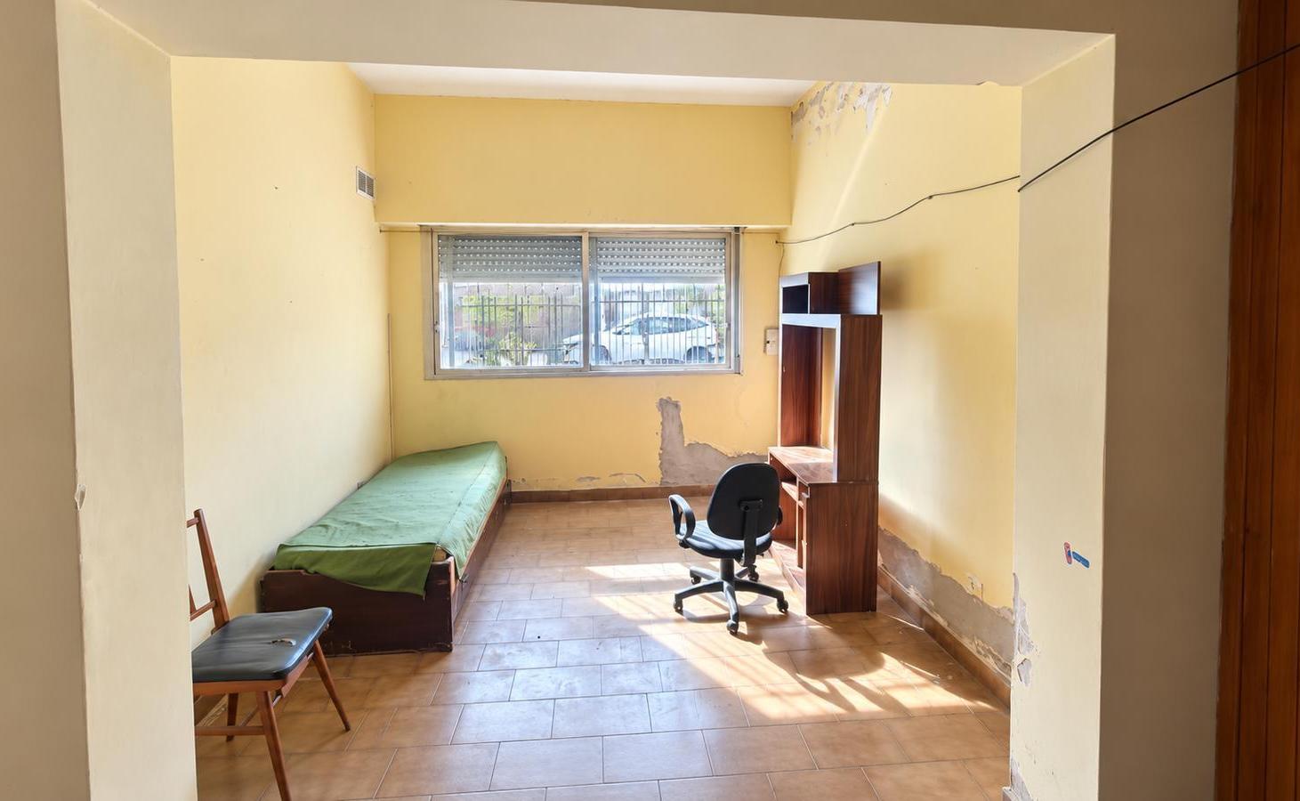 Foto de CASA EN VENTA 4 AMBIENTES - A REFACCIONAR - CASEROS, imagen 2