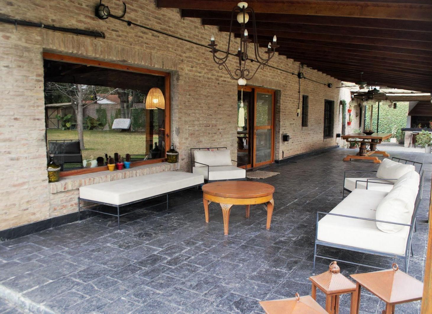 Foto de VENTA CASA 4 AMBIENTES CON PILETA LOTE 1944 M2 DON TORCUATO, imagen 2