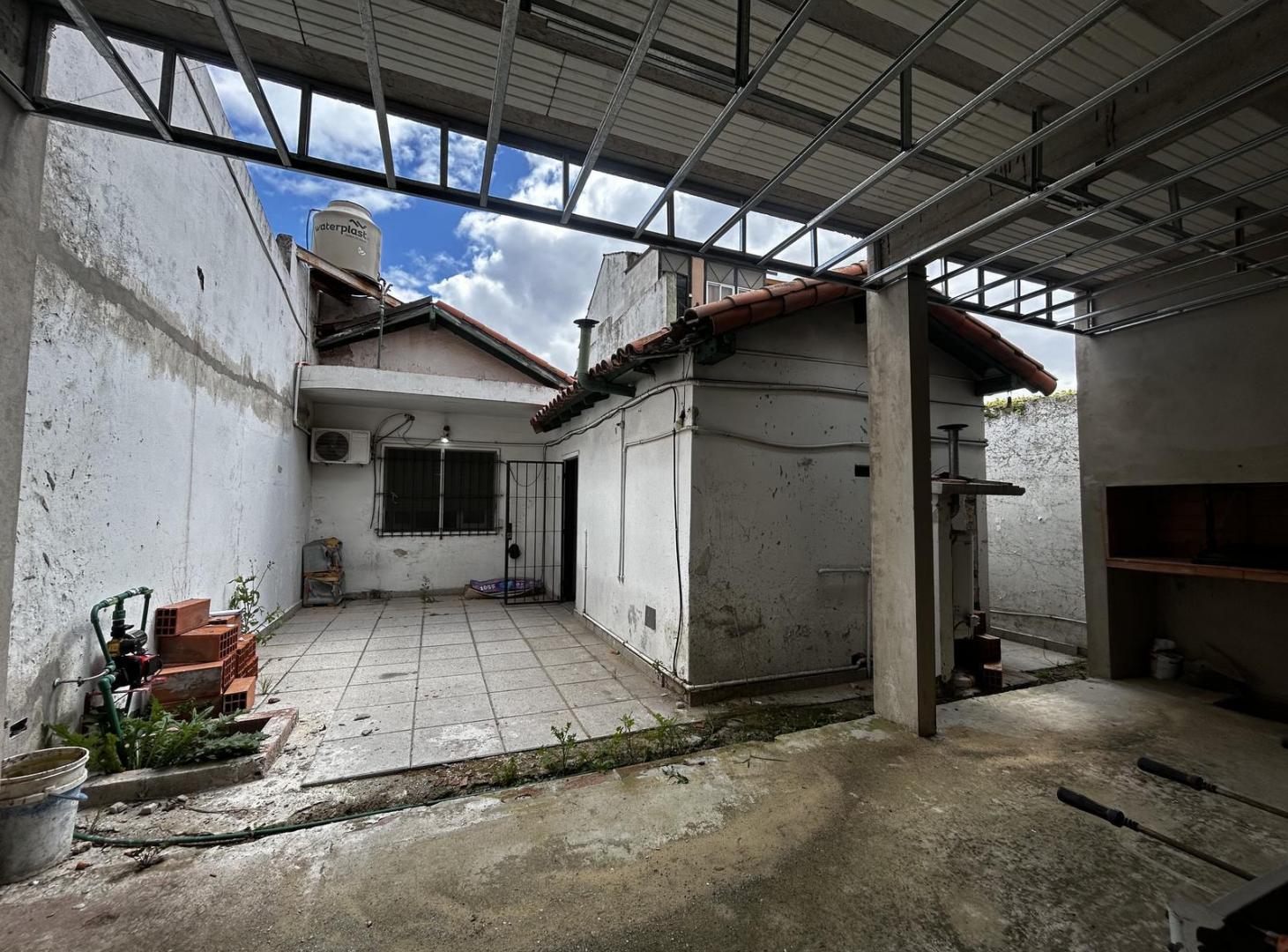 Foto de VENTA CASA MULTIFAMILIAR A RECICLAR LANUS OESTE, imagen 3