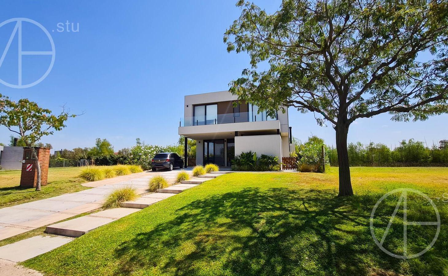 Casa en venta al lago de hormigón en Acacias Puertos