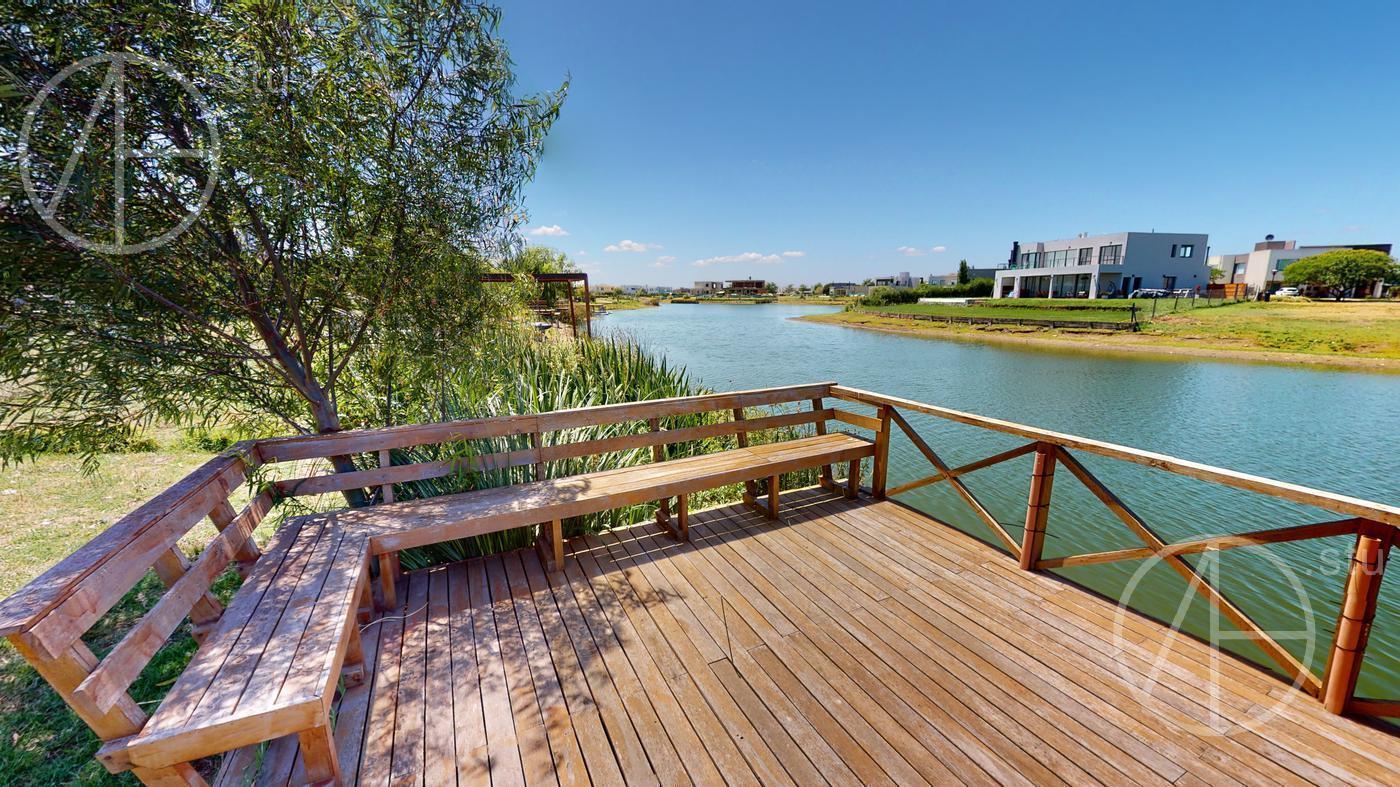 Casa en venta con 4 dormitorios a la laguna en El Cantón, Escobar