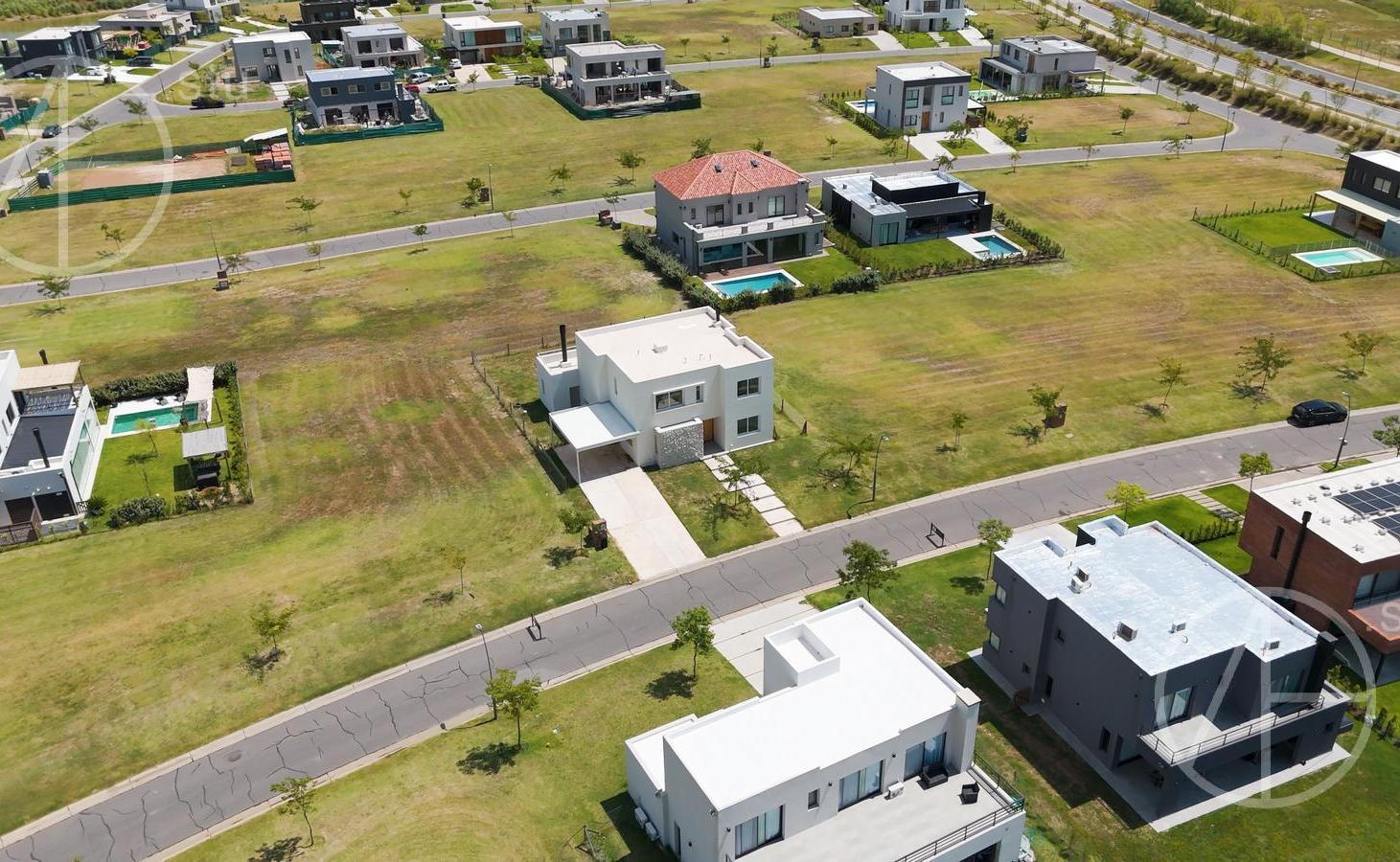 Casa en alquiler de 7 ambientes con pileta en Riberas Puertos Escobar