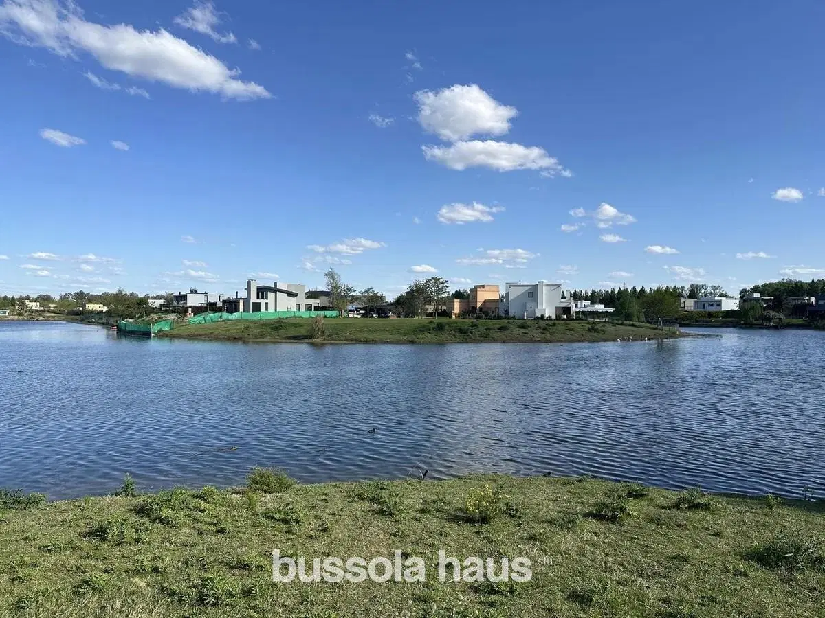 Lote en venta a la laguna en San Matias Escobar 2