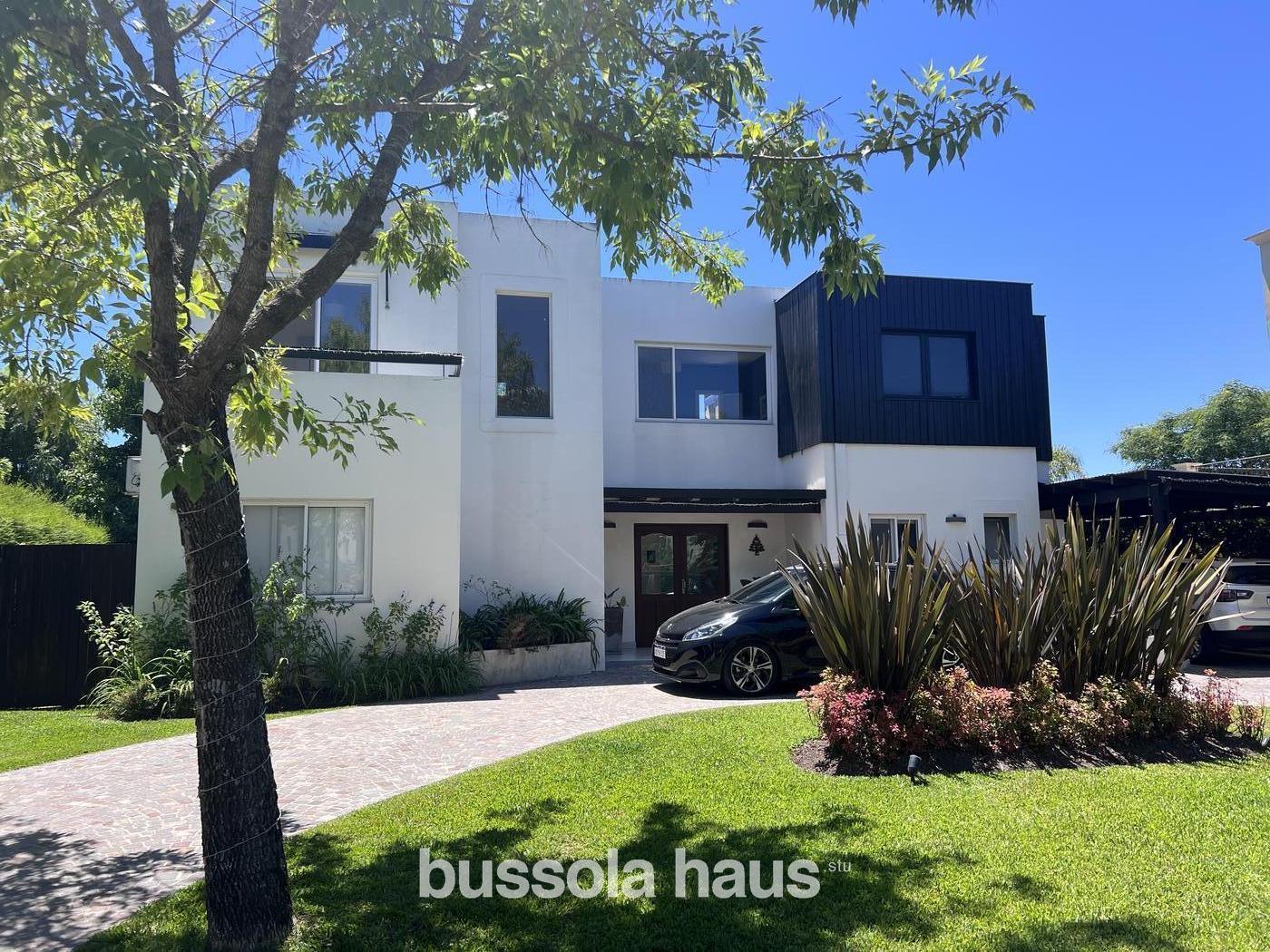 Casa en venta 4 dormitorios lote interno en San Isidro Labrador