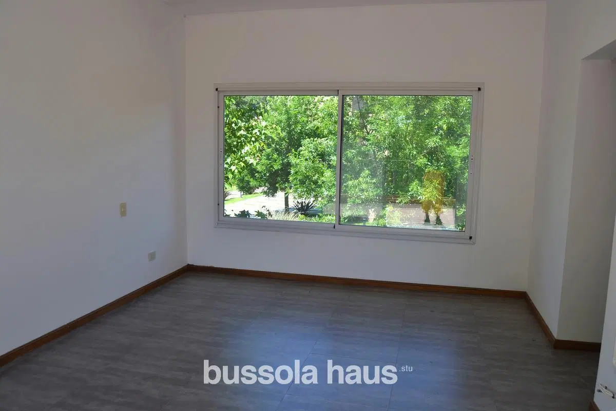 Casa en venta con 3 dormitorios en lote interno en Villanueva 3
