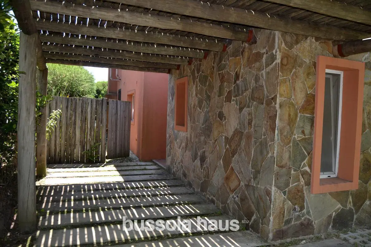 Casa en venta con 3 dormitorios en lote interno en Villanueva 5